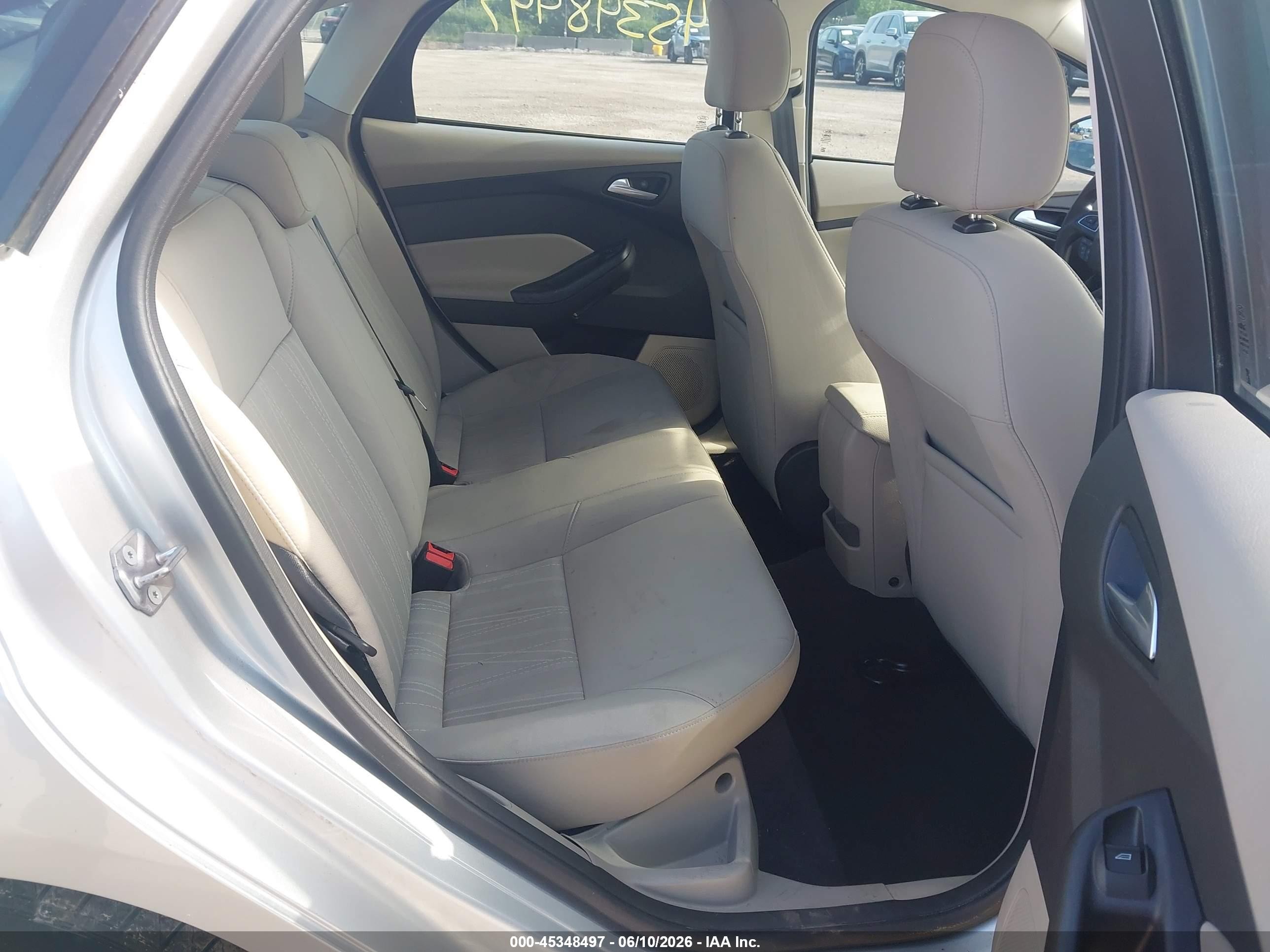 2015 Ford Focus Se Серебряный vin: 1FADP3F20FL344027