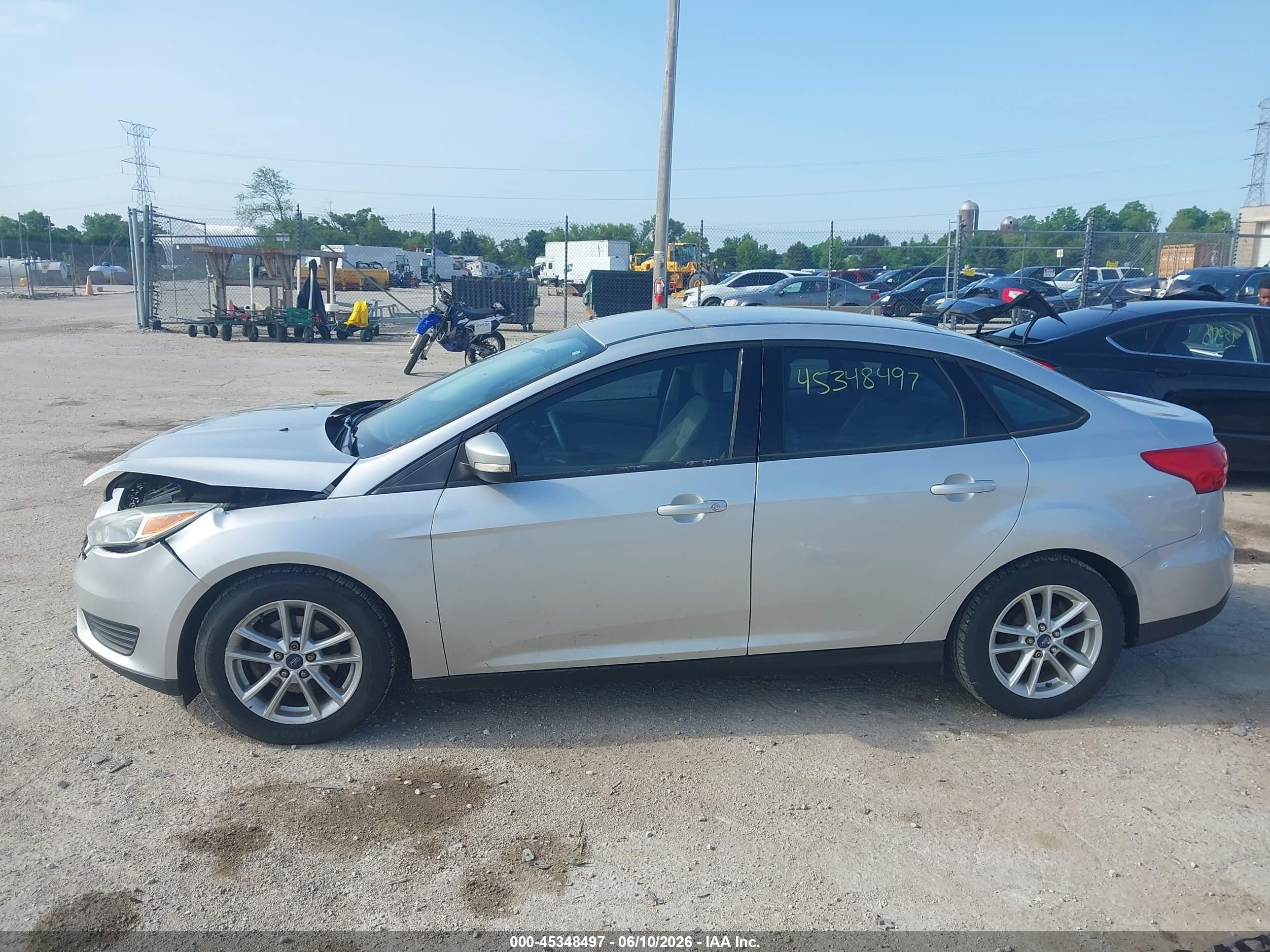 2015 Ford Focus Se Серебряный vin: 1FADP3F20FL344027