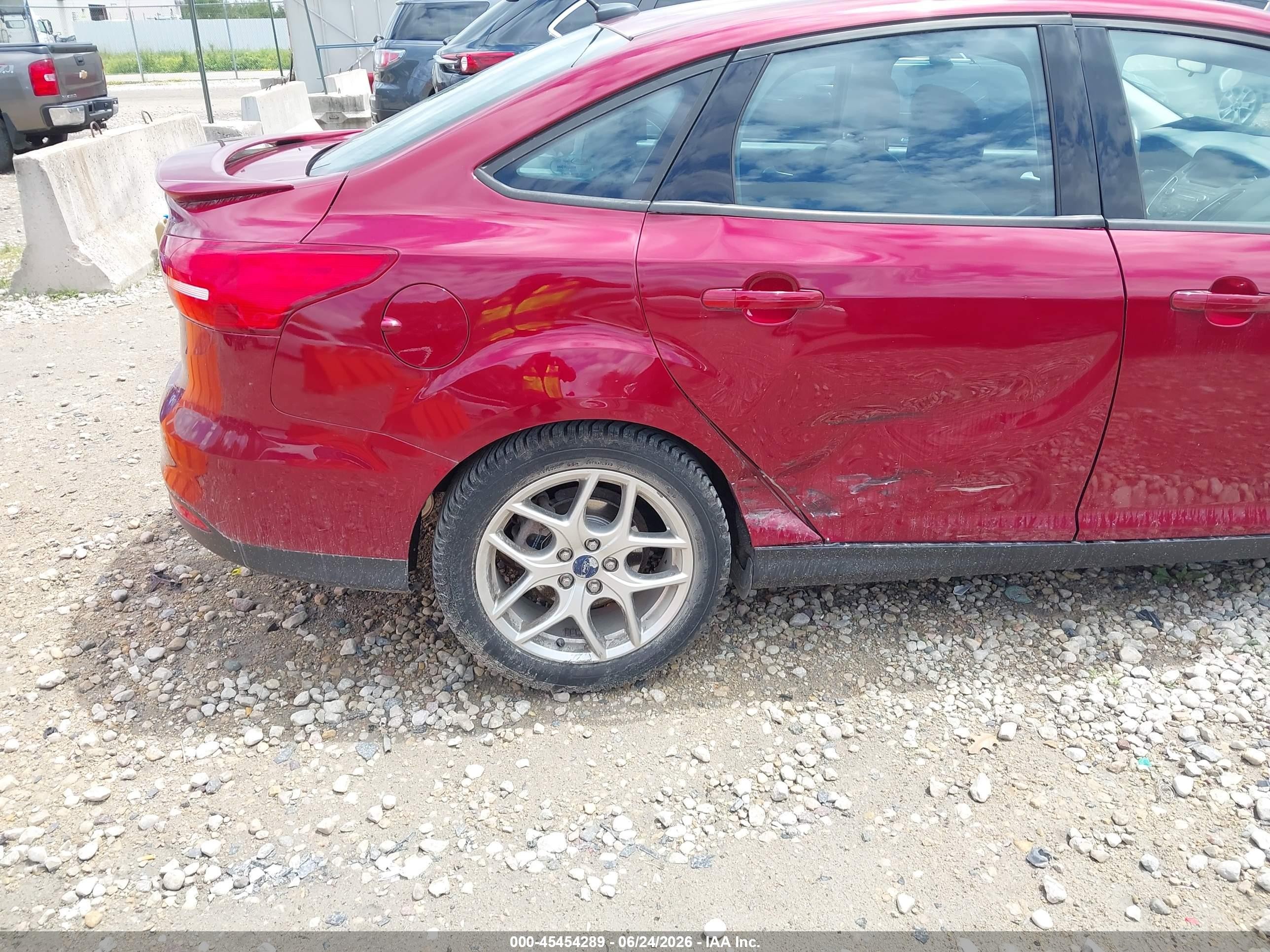 2015 Ford Focus Se Red vin: 1FADP3F20FL346330