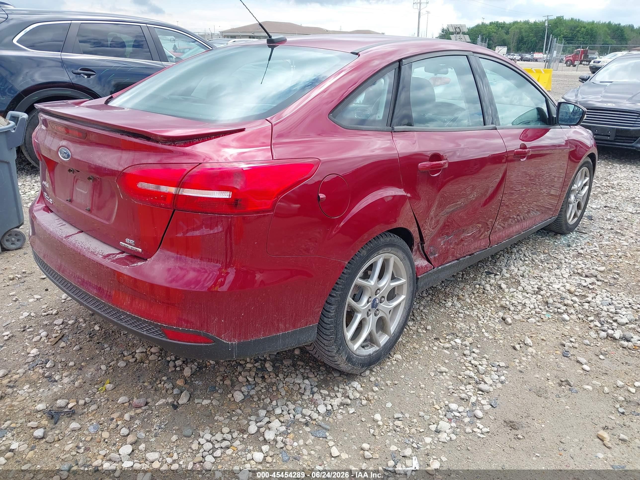2015 Ford Focus Se Red vin: 1FADP3F20FL346330