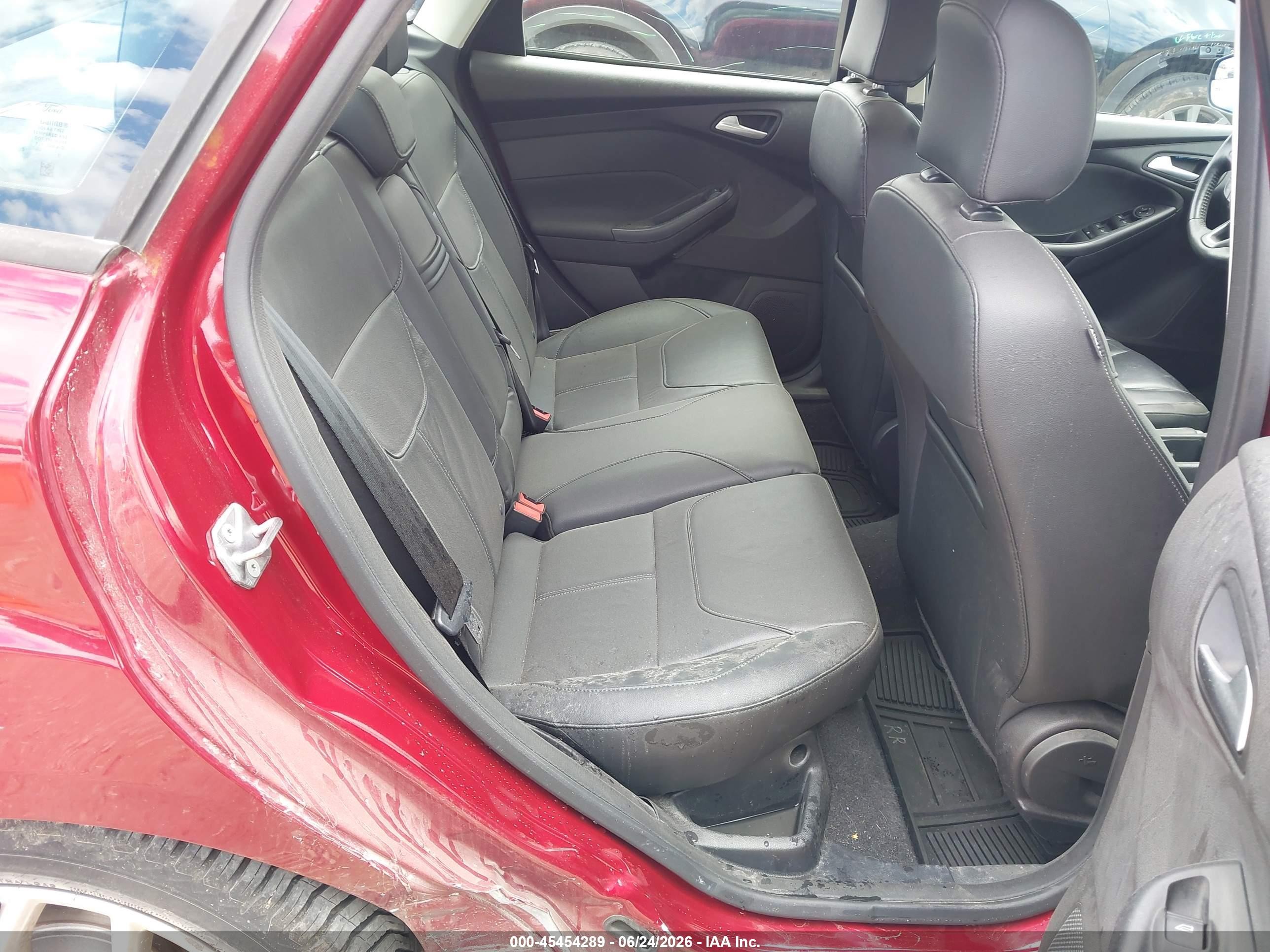2015 Ford Focus Se Red vin: 1FADP3F20FL346330