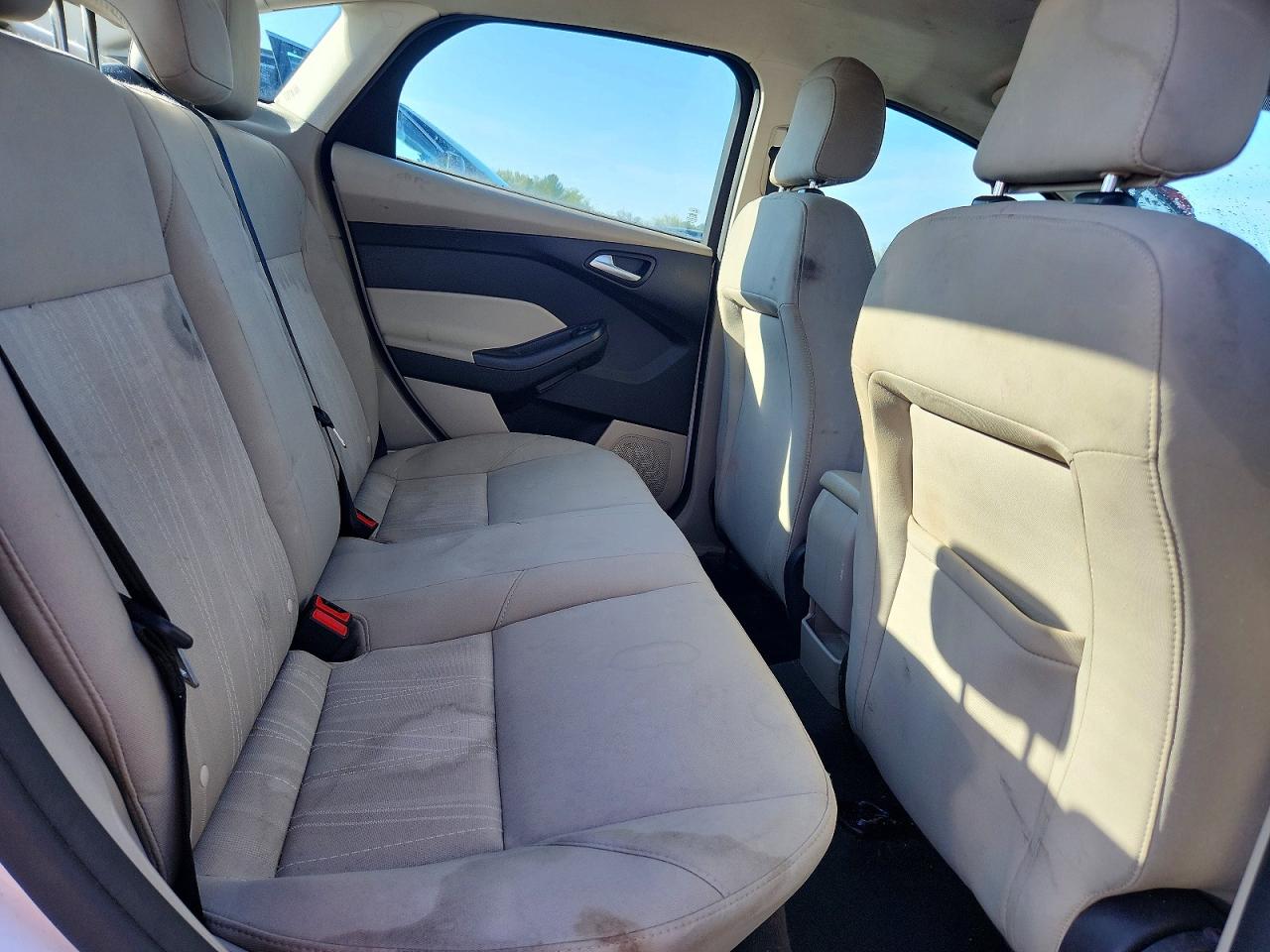 2018 Ford Focus Se White vin: 1FADP3F20JL288406