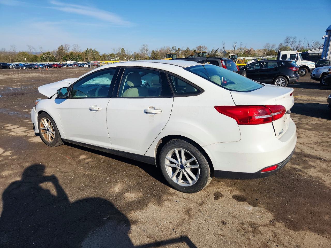 2018 Ford Focus Se White vin: 1FADP3F20JL288406