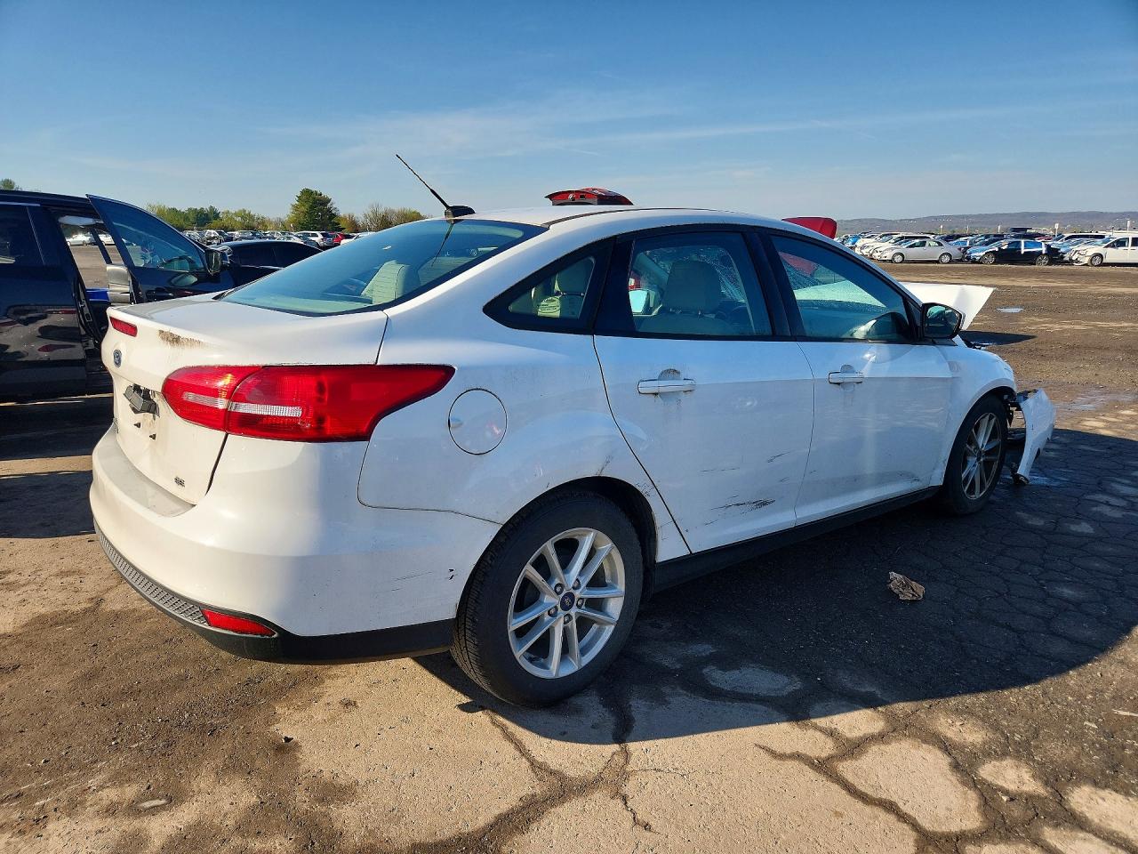 2018 Ford Focus Se White vin: 1FADP3F20JL288406