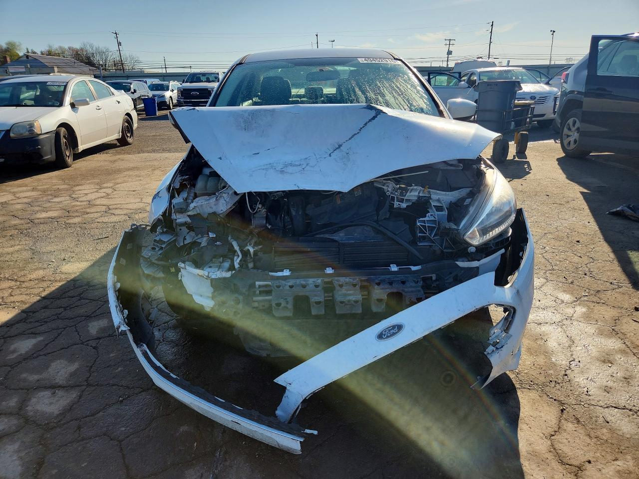 2018 Ford Focus Se White vin: 1FADP3F20JL288406