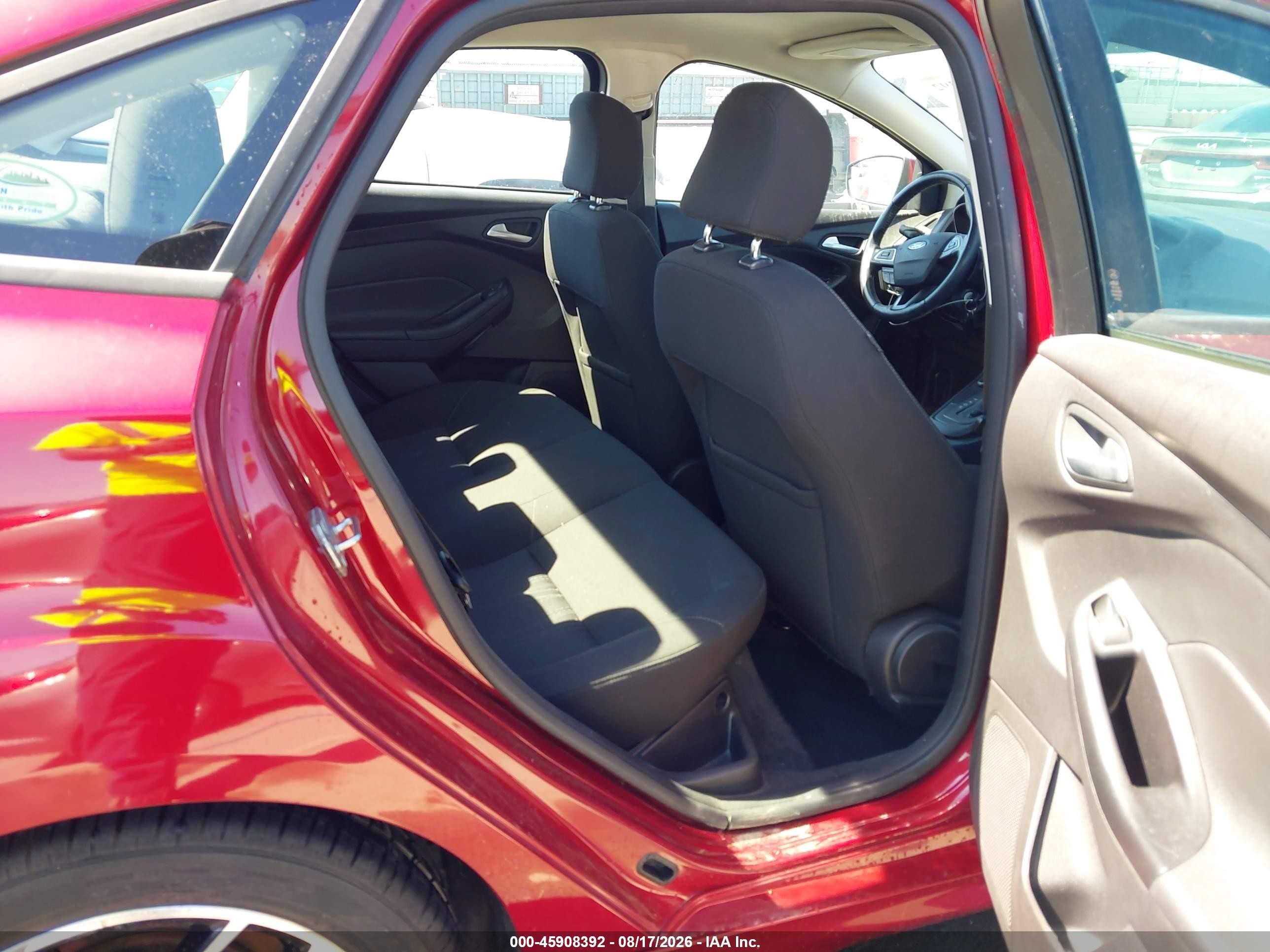 2015 Ford Focus Se Красный vin: 1FADP3F21FL221823