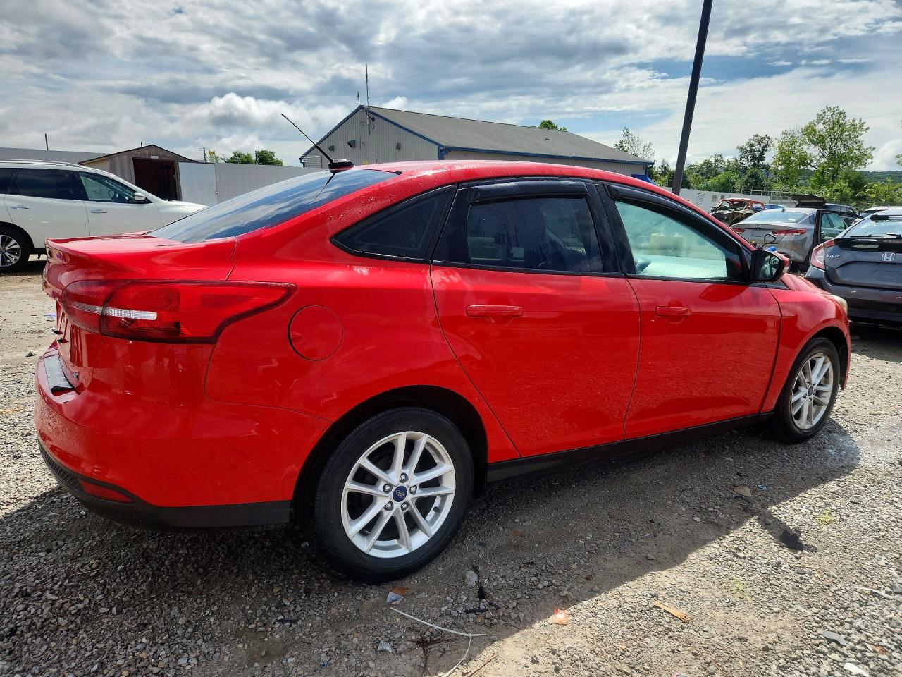 2015 Ford Focus Se Red vin: 1FADP3F21FL307780