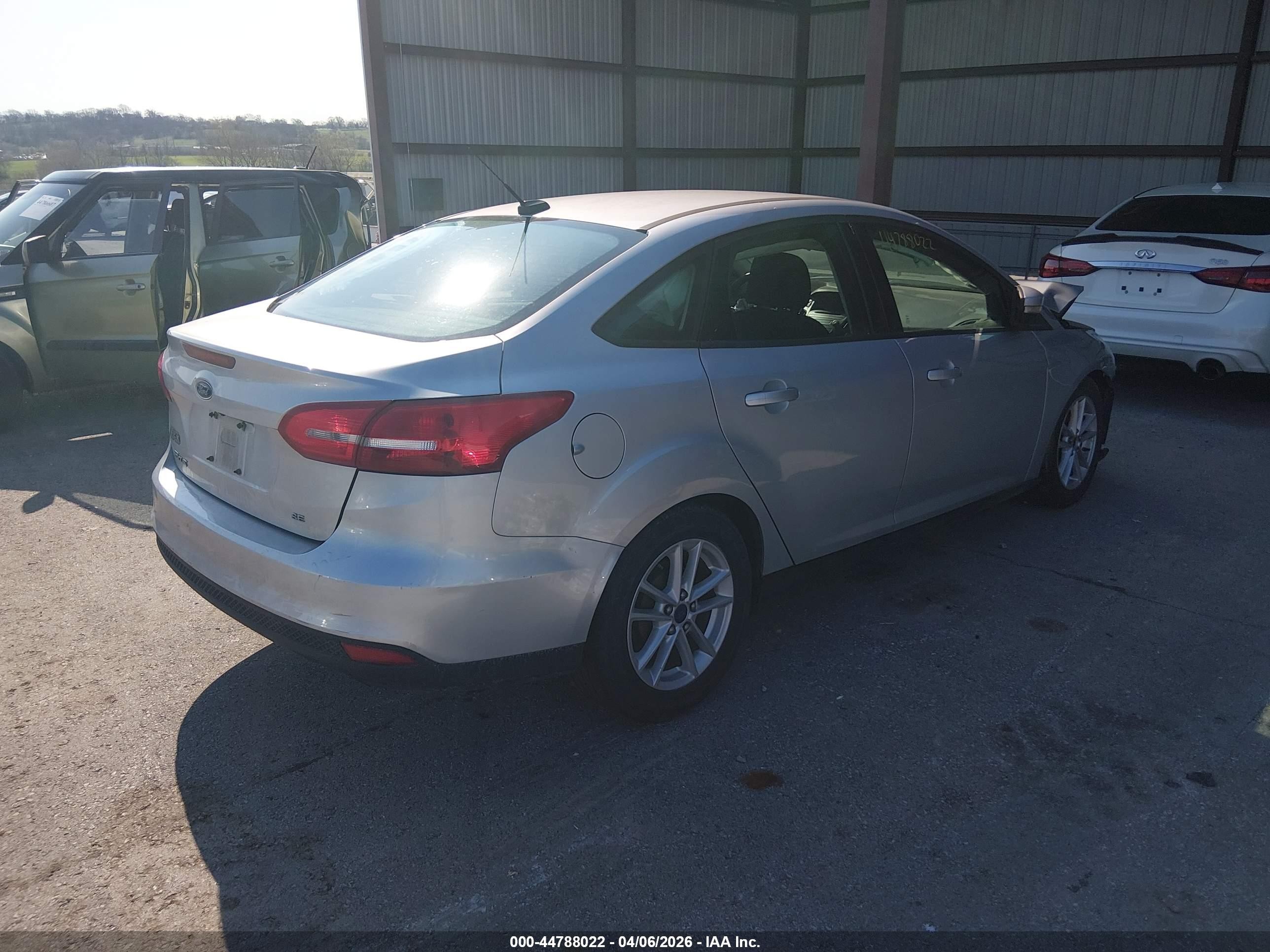 2015 Ford Focus Se Silver vin: 1FADP3F21FL329360