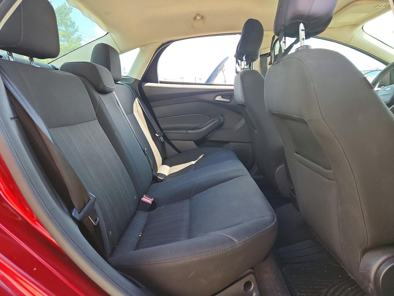 2015 Ford Focus Se Red vin: 1FADP3F21FL333862