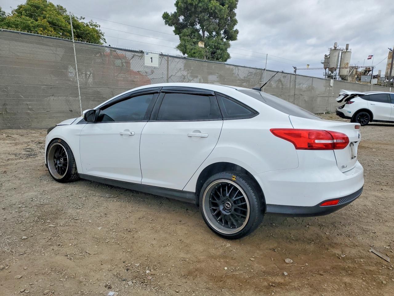 2015 Ford Focus Se Белый vin: 1FADP3F21FL335322
