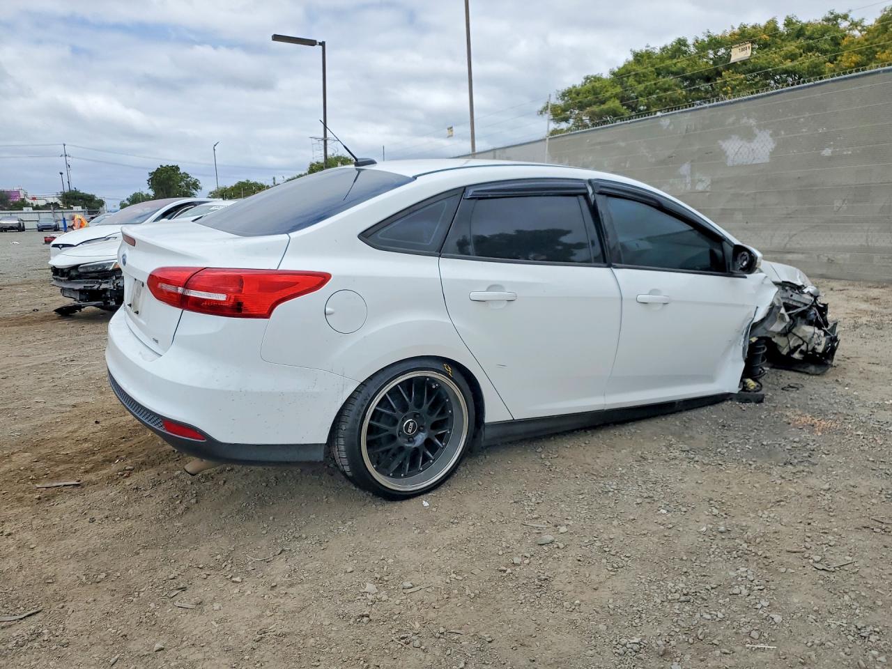 2015 Ford Focus Se Белый vin: 1FADP3F21FL335322