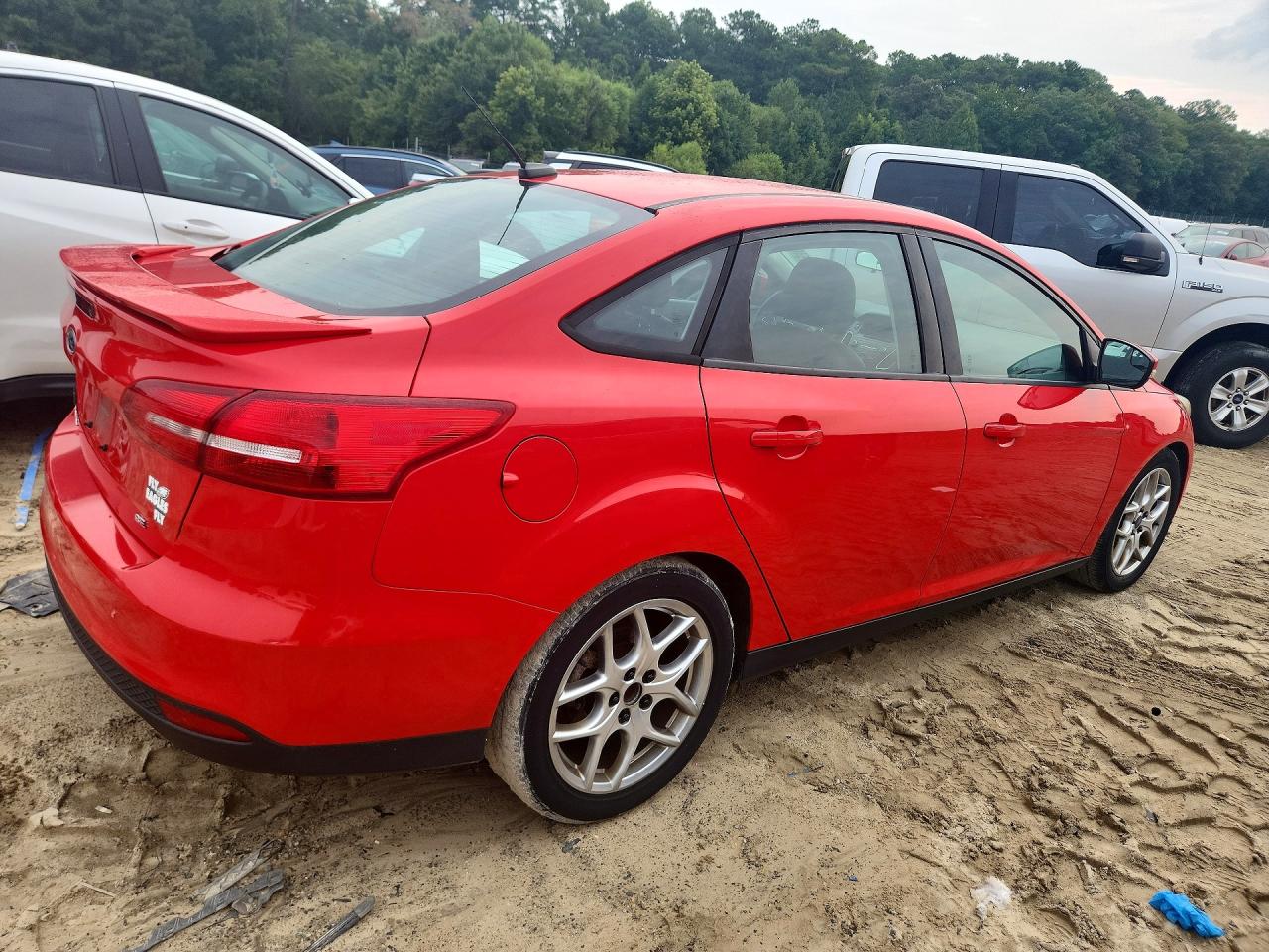 2015 Ford Focus Se Red vin: 1FADP3F21FL365310