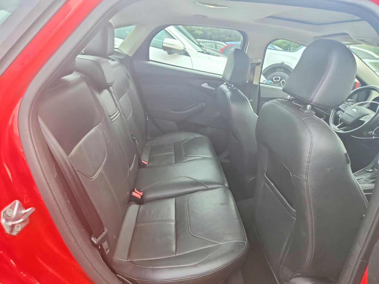 2015 Ford Focus Se Red vin: 1FADP3F21FL365310