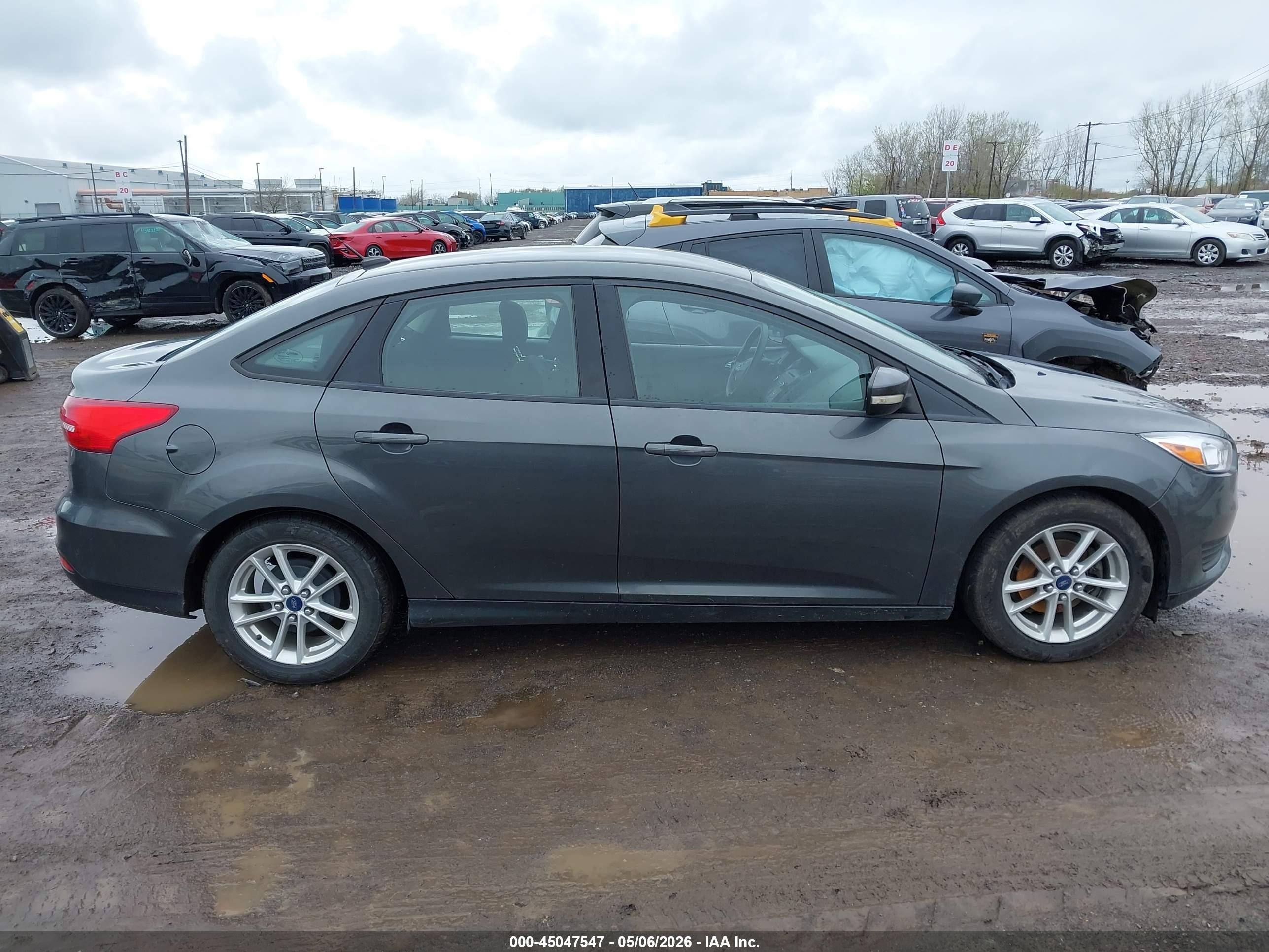 2016 Ford Focus Se Gray vin: 1FADP3F21GL393030