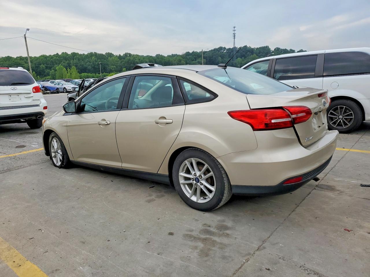 2017 Ford Focus Se Cream vin: 1FADP3F21HL209576