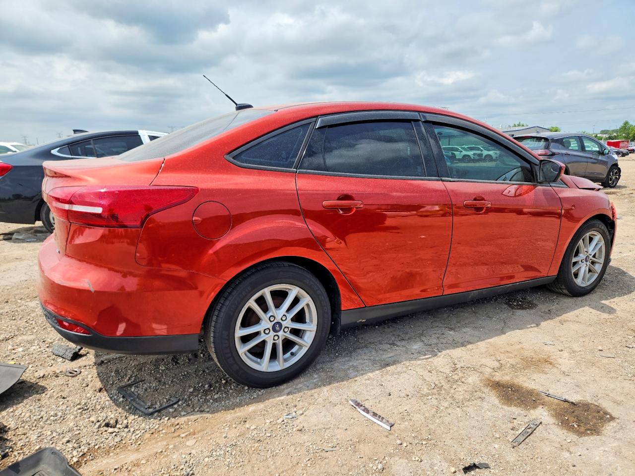 2018 Ford Focus Se Red vin: 1FADP3F21JL245919