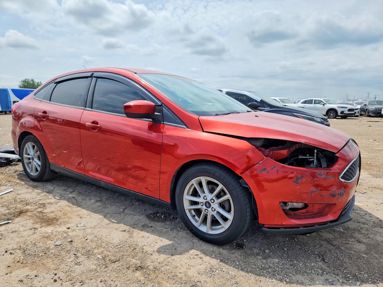 2018 Ford Focus Se Red vin: 1FADP3F21JL245919