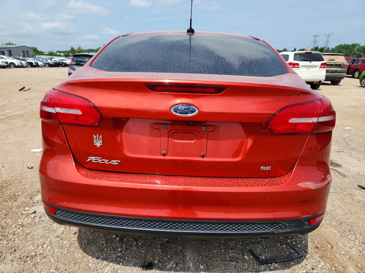 2018 Ford Focus Se Red vin: 1FADP3F21JL245919