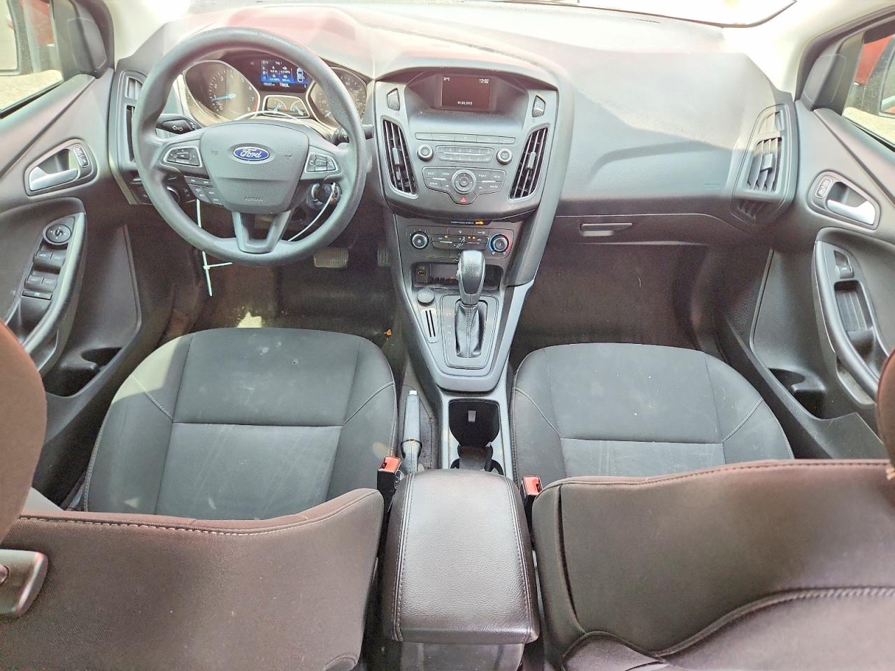 2018 Ford Focus Se Red vin: 1FADP3F21JL245919