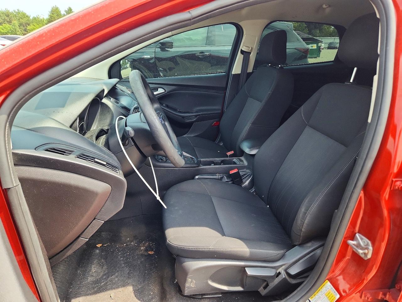 2018 Ford Focus Se Red vin: 1FADP3F21JL245919