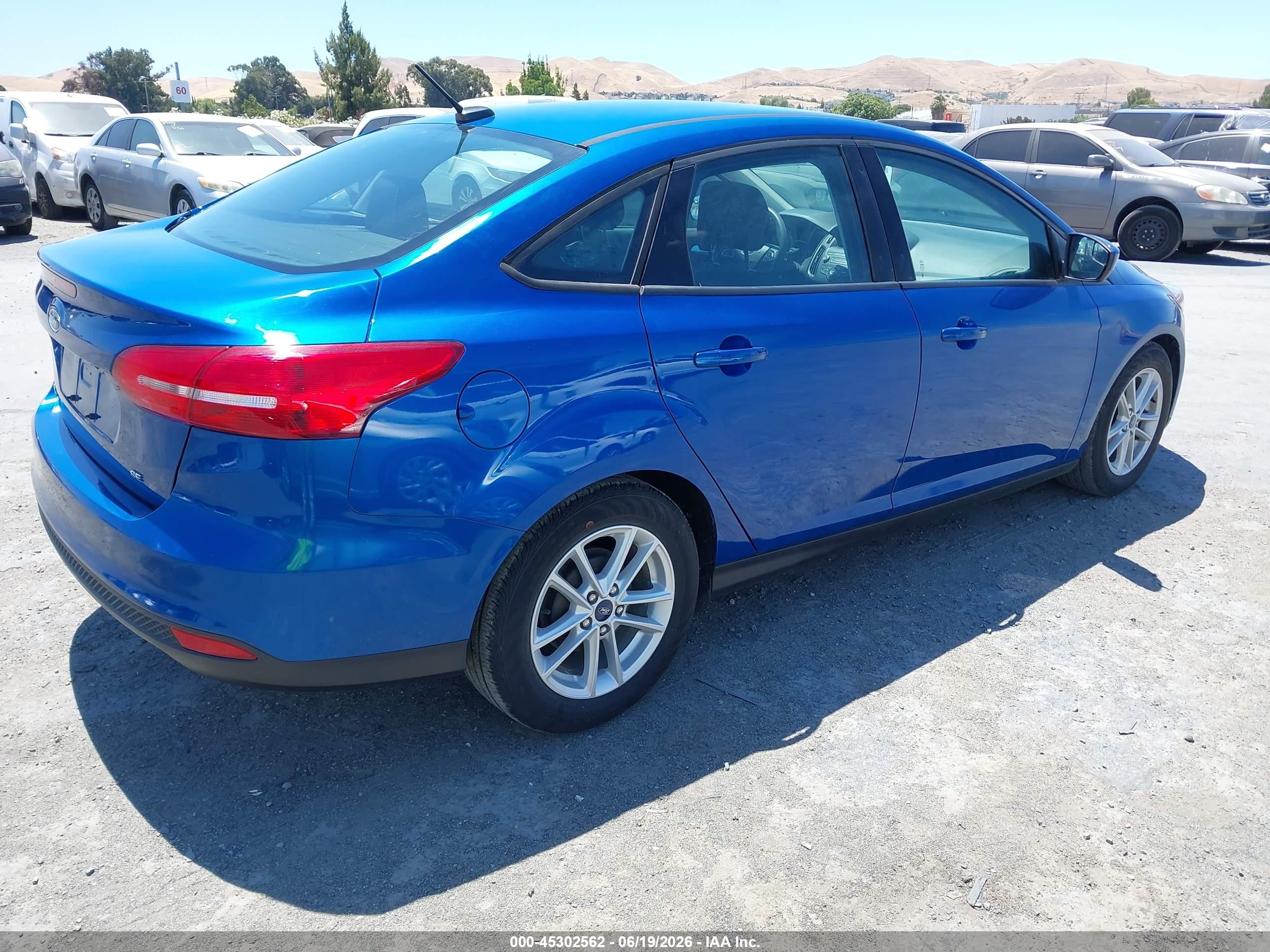 2018 Ford Focus Se Blue vin: 1FADP3F21JL328606