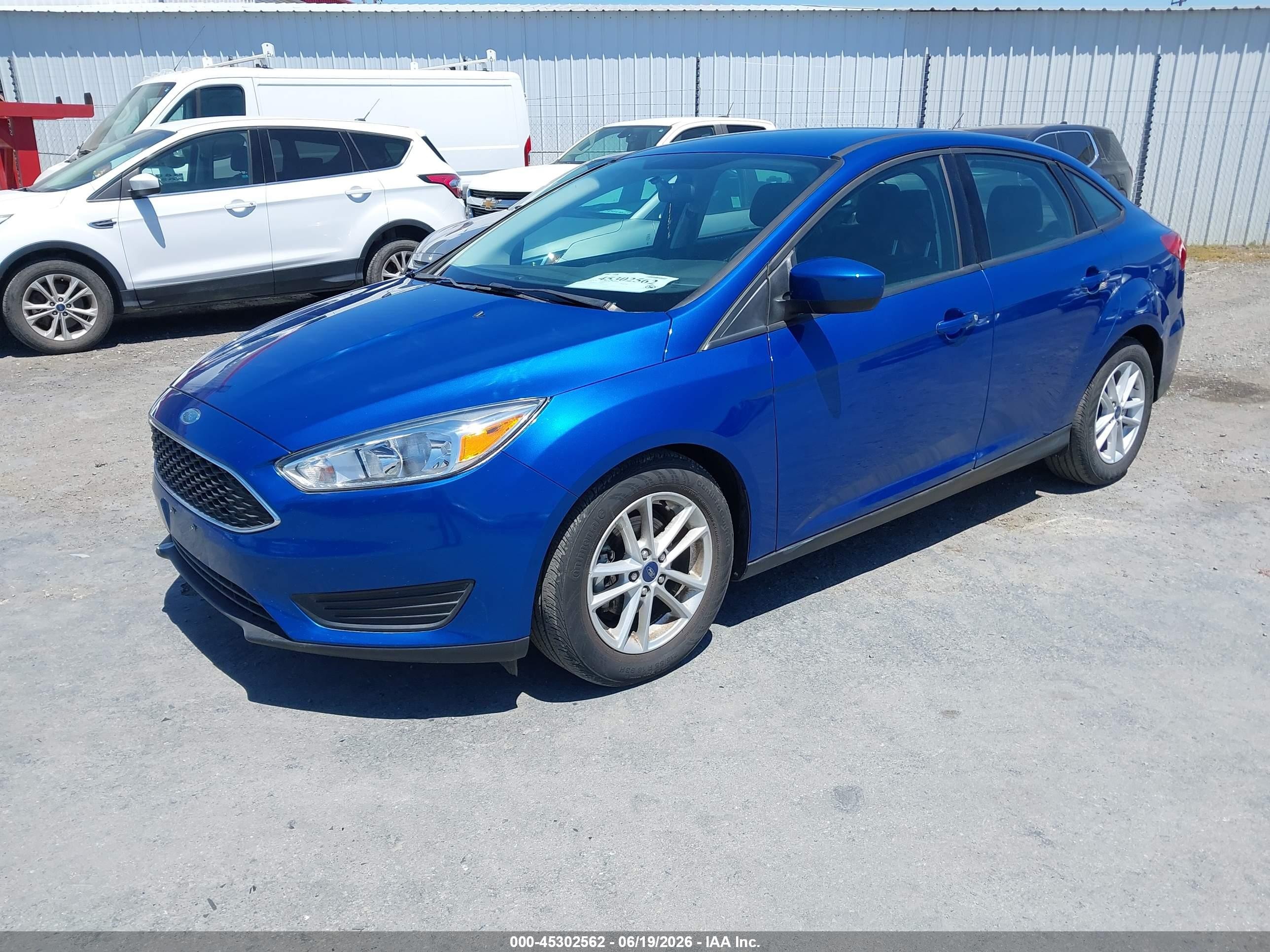 2018 Ford Focus Se Blue vin: 1FADP3F21JL328606