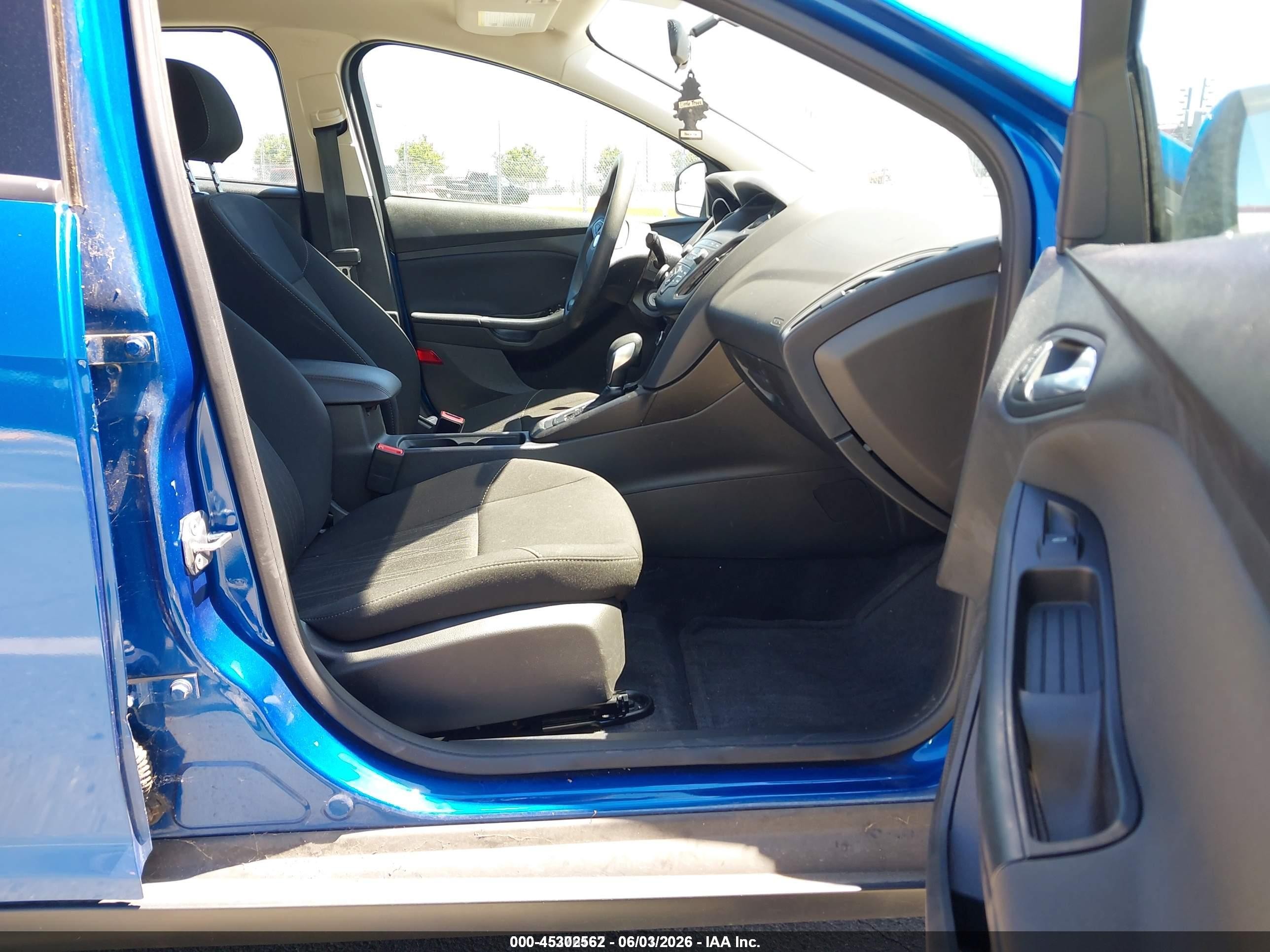 2018 Ford Focus Se Blue vin: 1FADP3F21JL328606