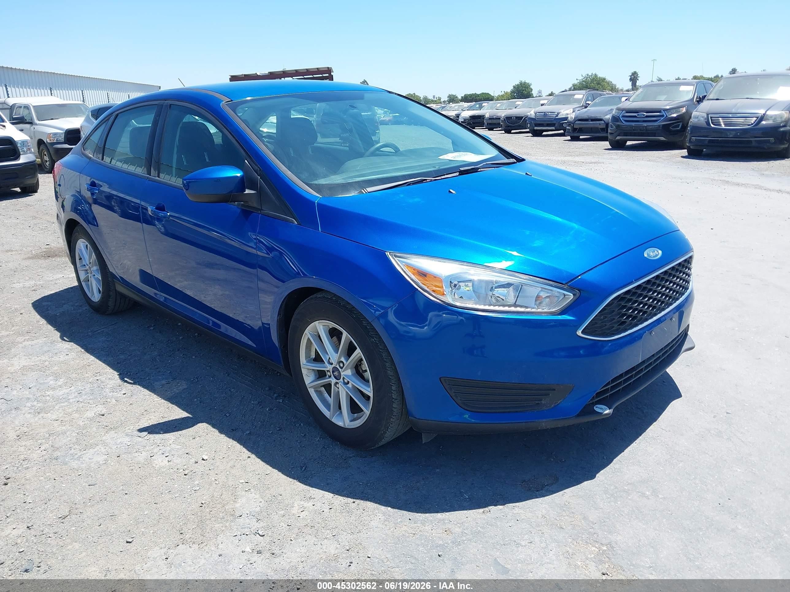 2018 Ford Focus Se Blue vin: 1FADP3F21JL328606