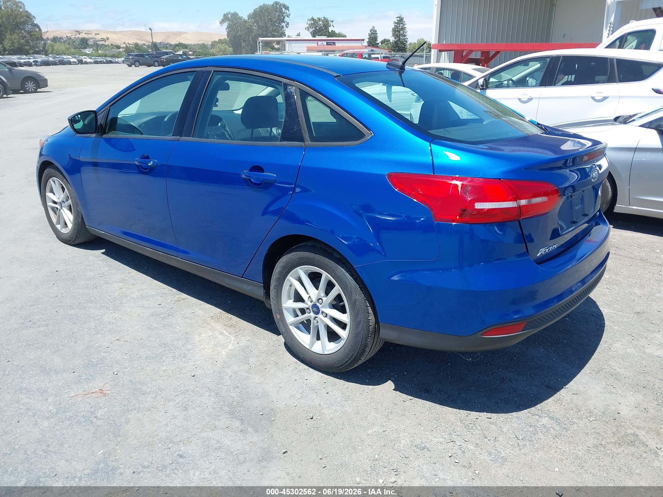2018 Ford Focus Se Blue vin: 1FADP3F21JL328606