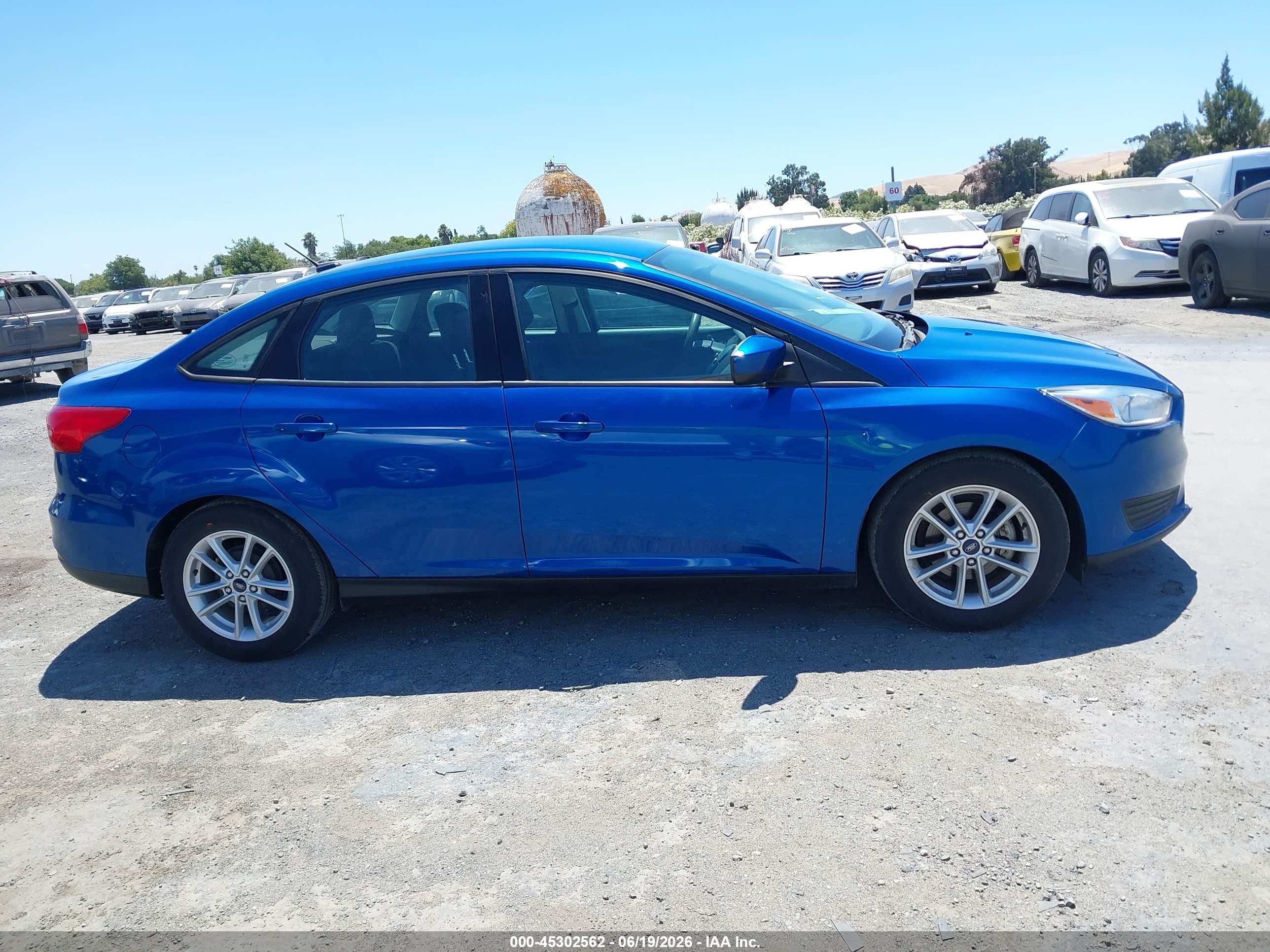 2018 Ford Focus Se Blue vin: 1FADP3F21JL328606