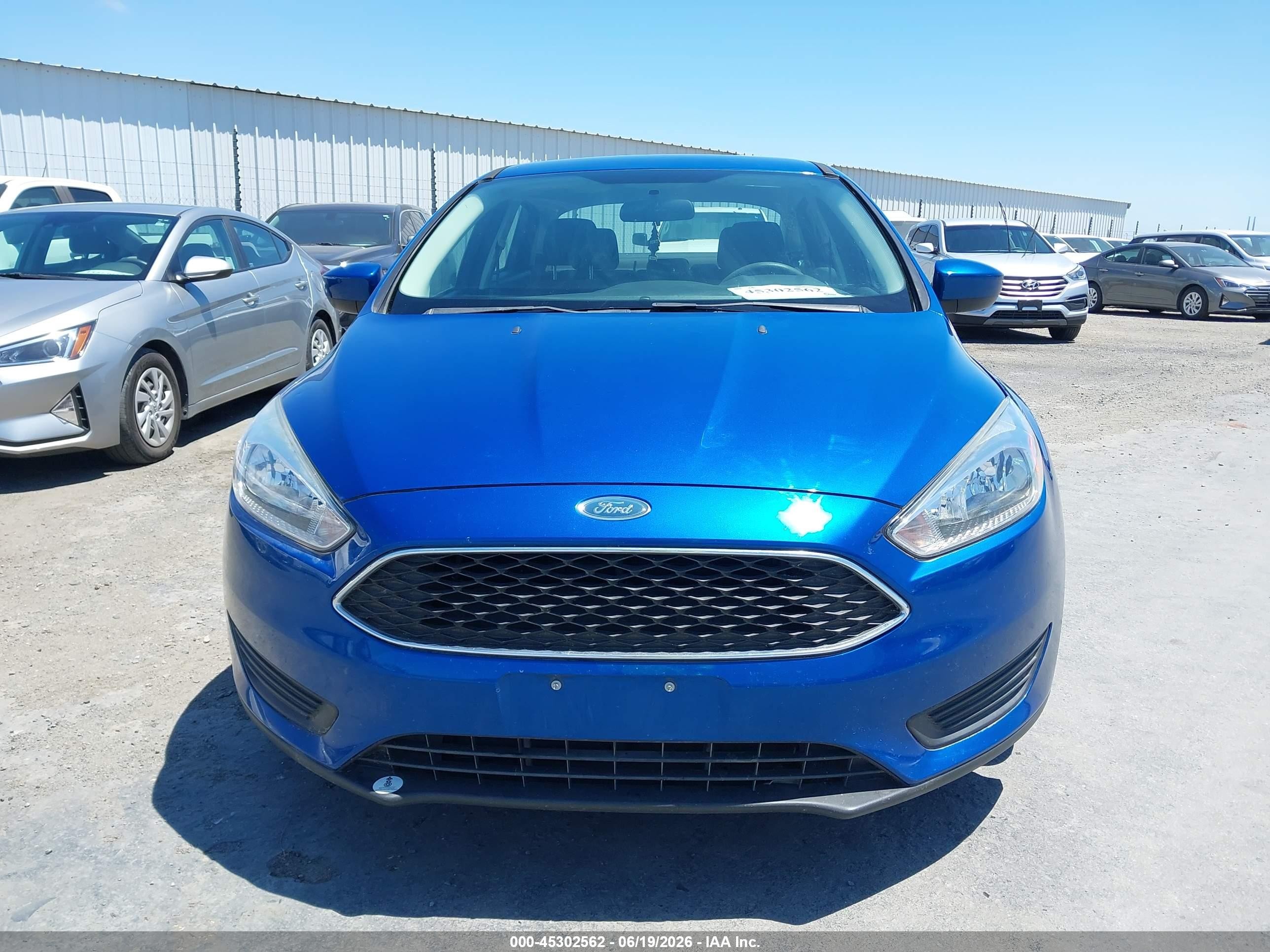 2018 Ford Focus Se Blue vin: 1FADP3F21JL328606