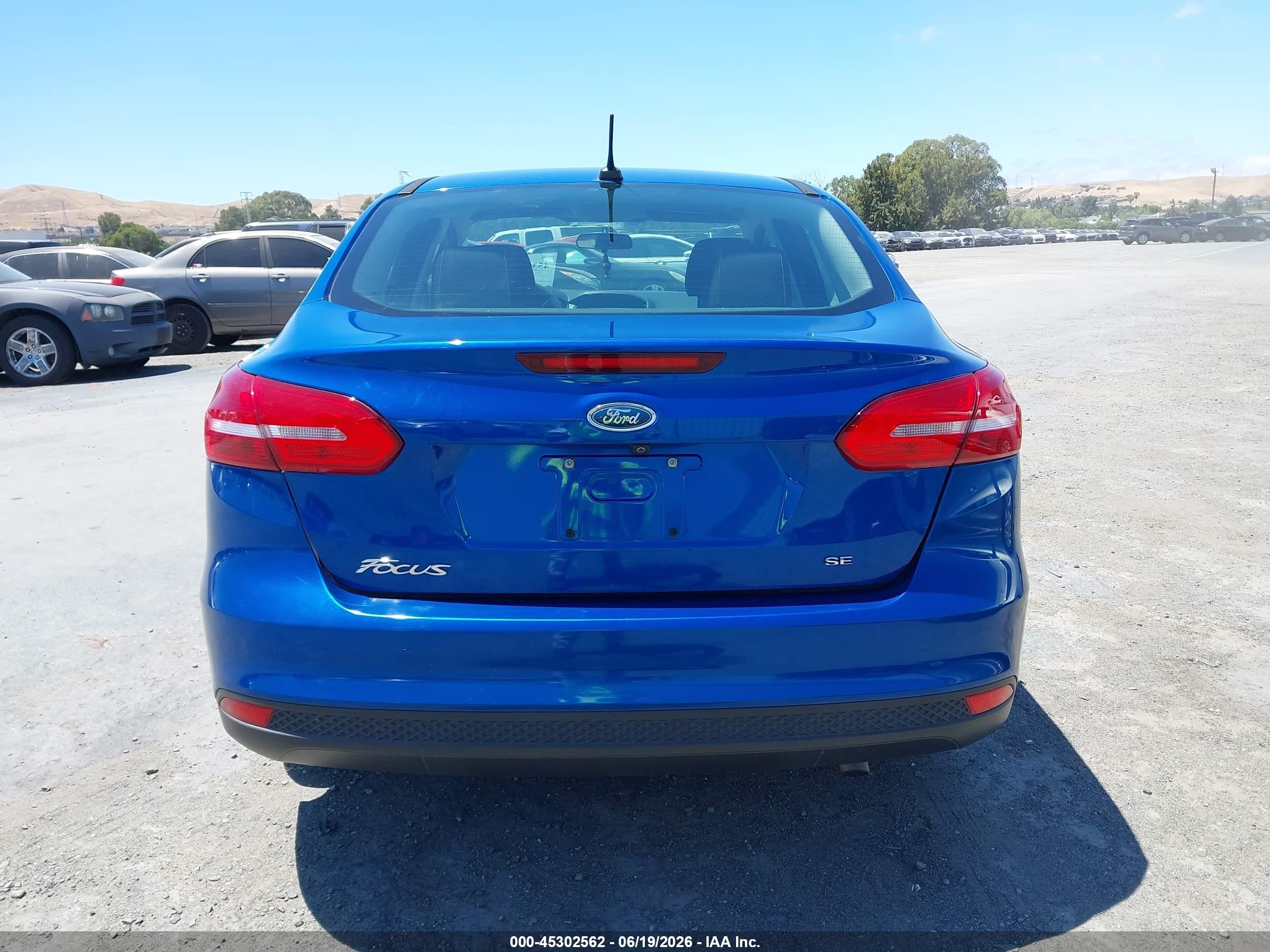 2018 Ford Focus Se Blue vin: 1FADP3F21JL328606
