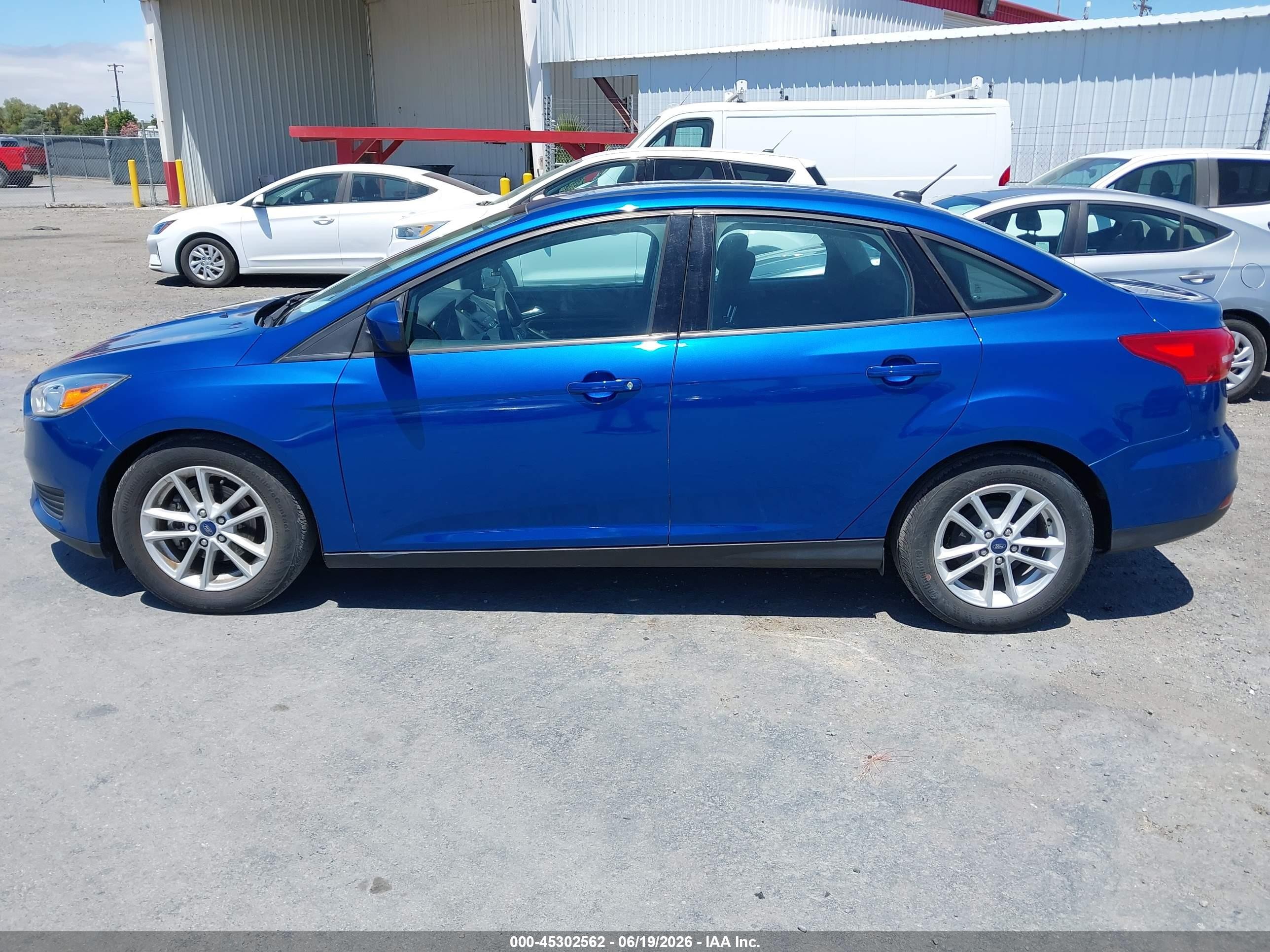 2018 Ford Focus Se Blue vin: 1FADP3F21JL328606