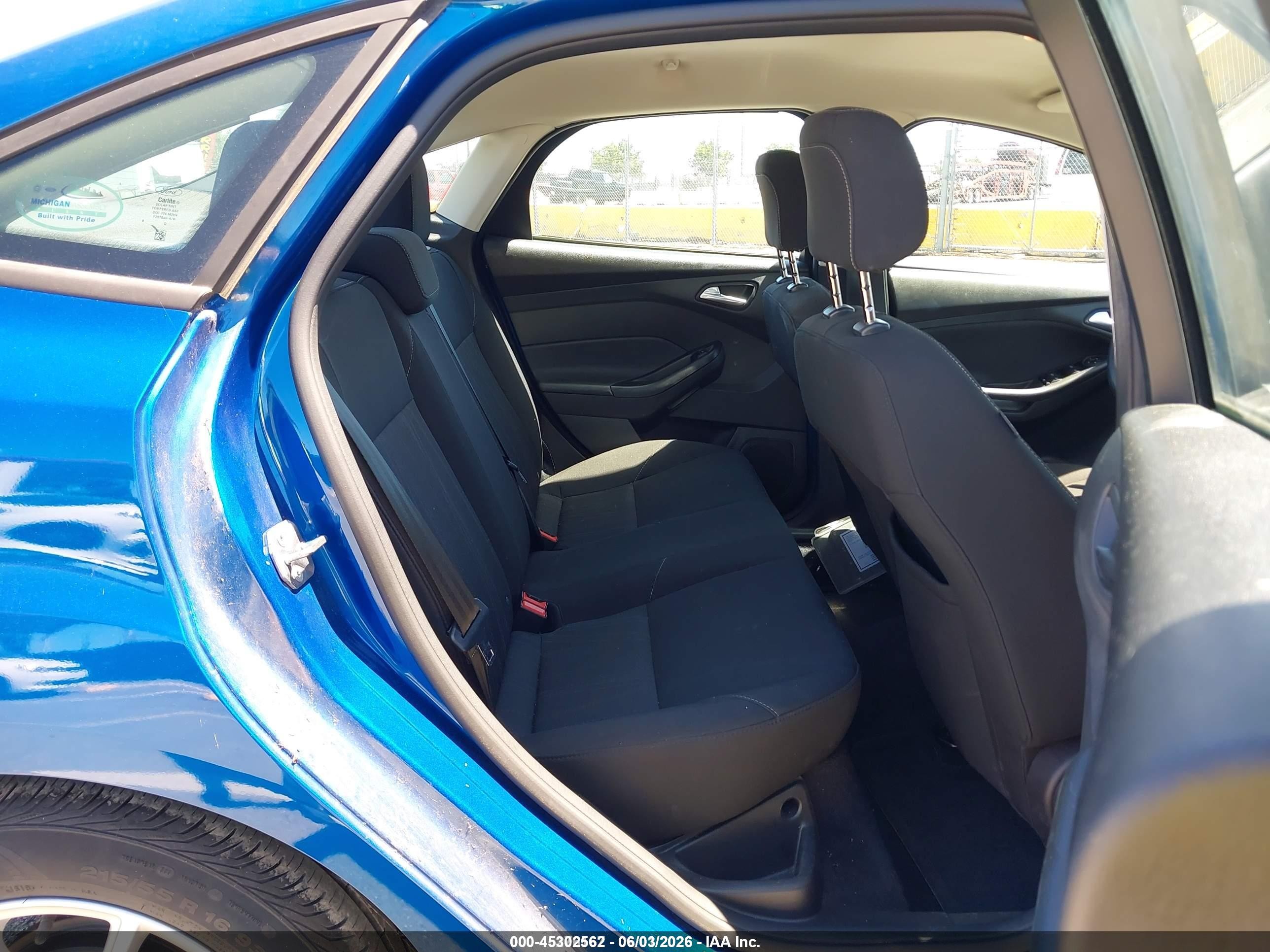 2018 Ford Focus Se Blue vin: 1FADP3F21JL328606