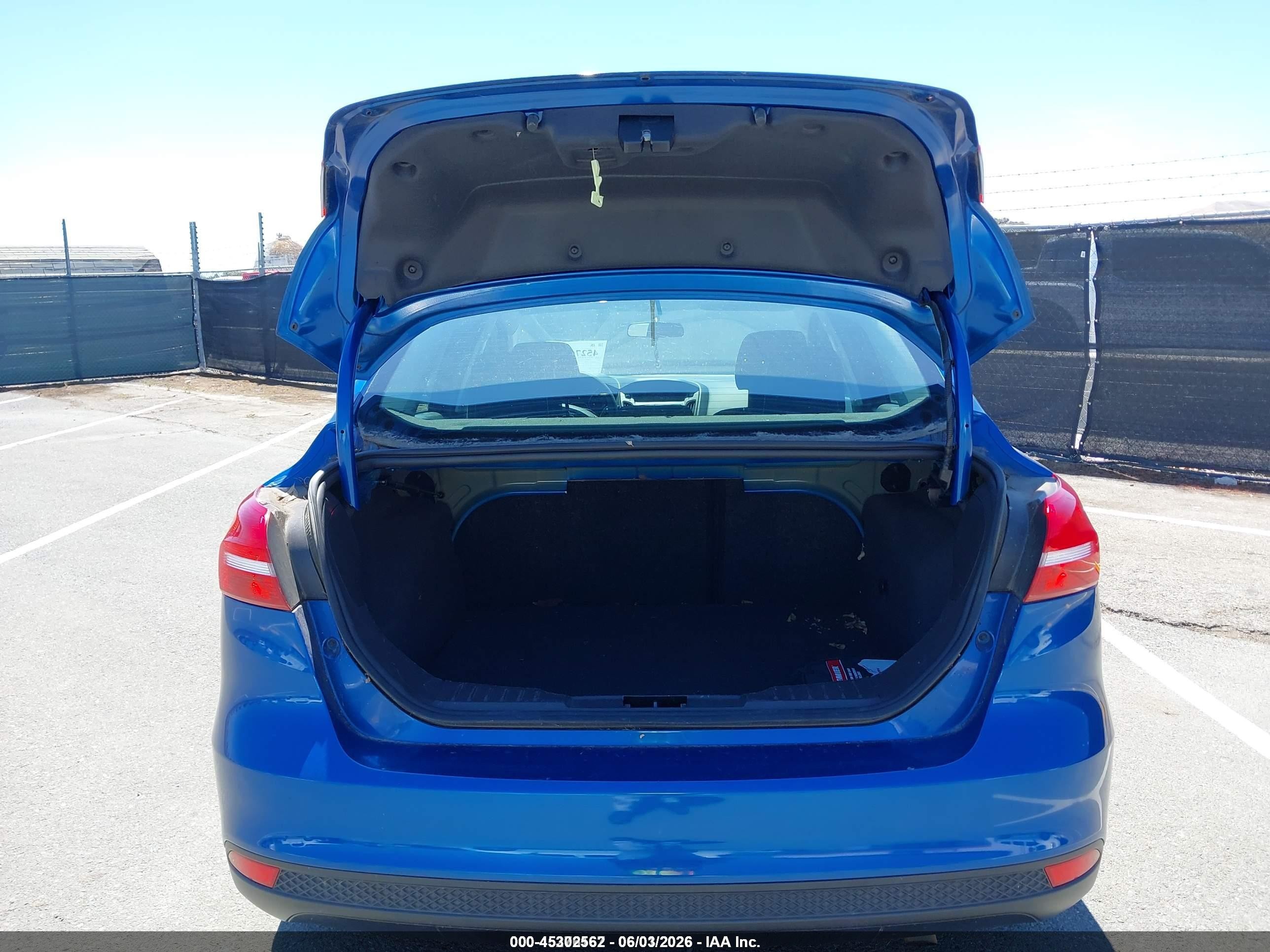 2018 Ford Focus Se Blue vin: 1FADP3F21JL328606