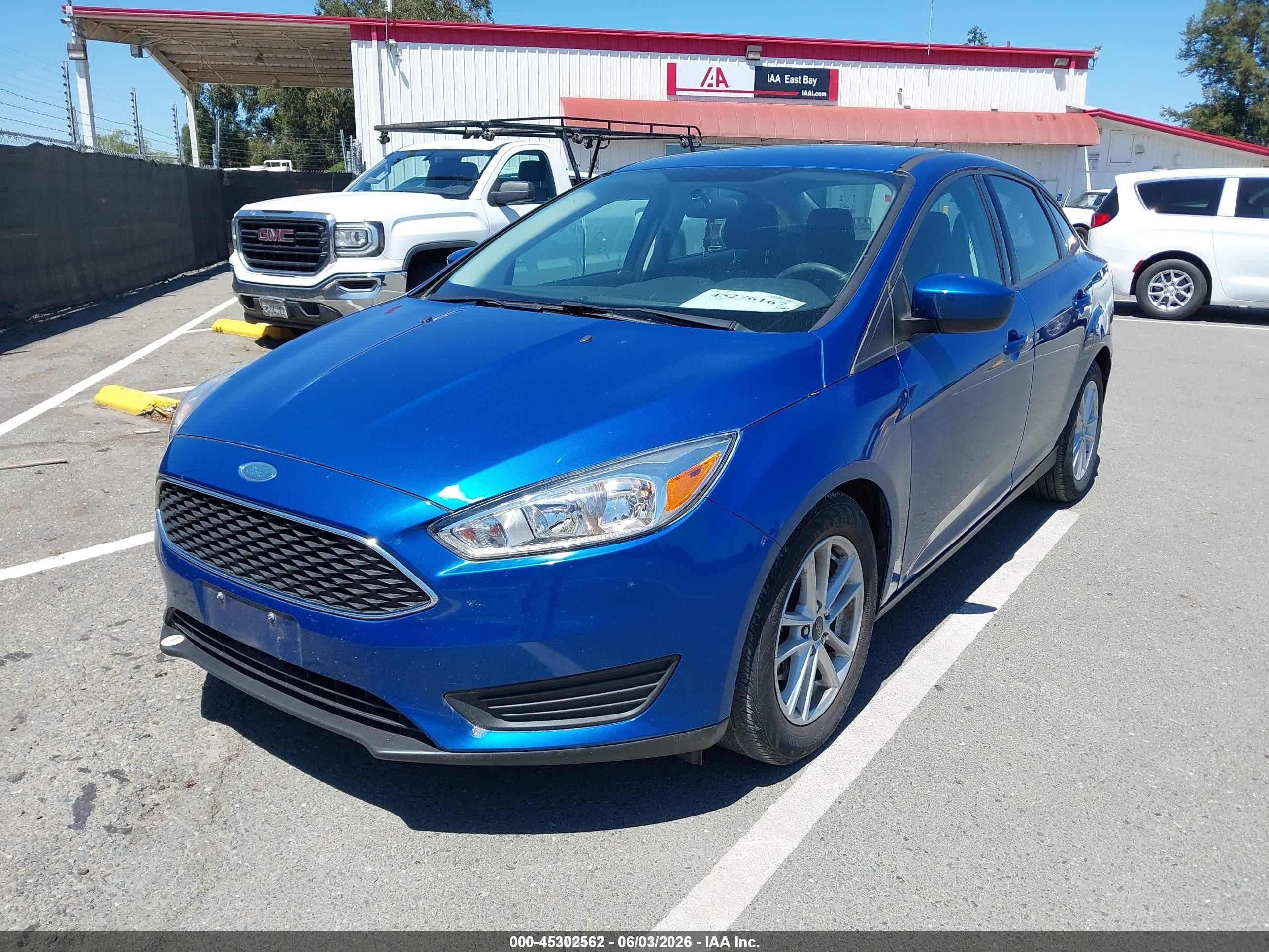 2018 Ford Focus Se Blue vin: 1FADP3F21JL328606