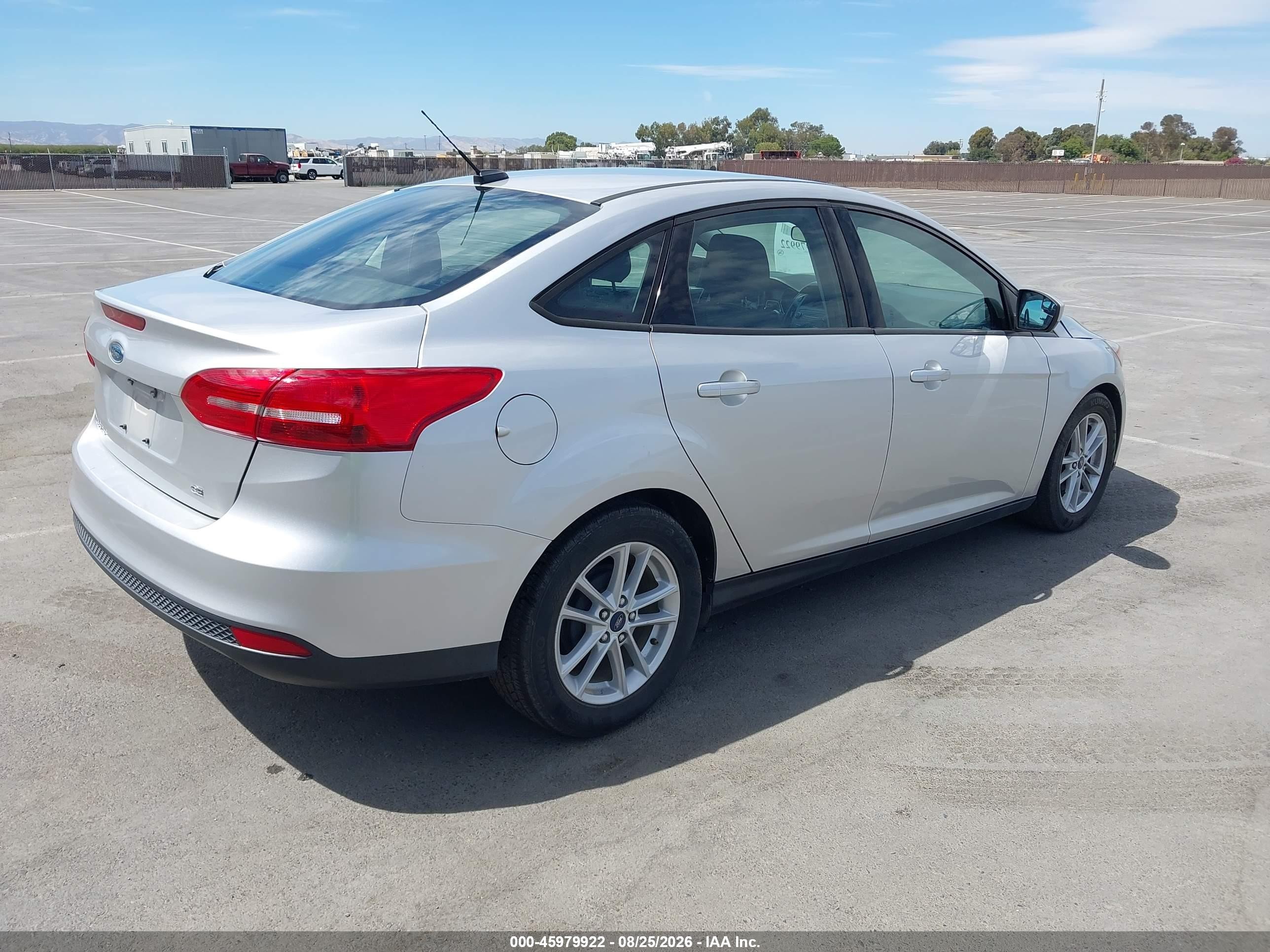 2018 Ford Focus Se Silver vin: 1FADP3F21JL328881