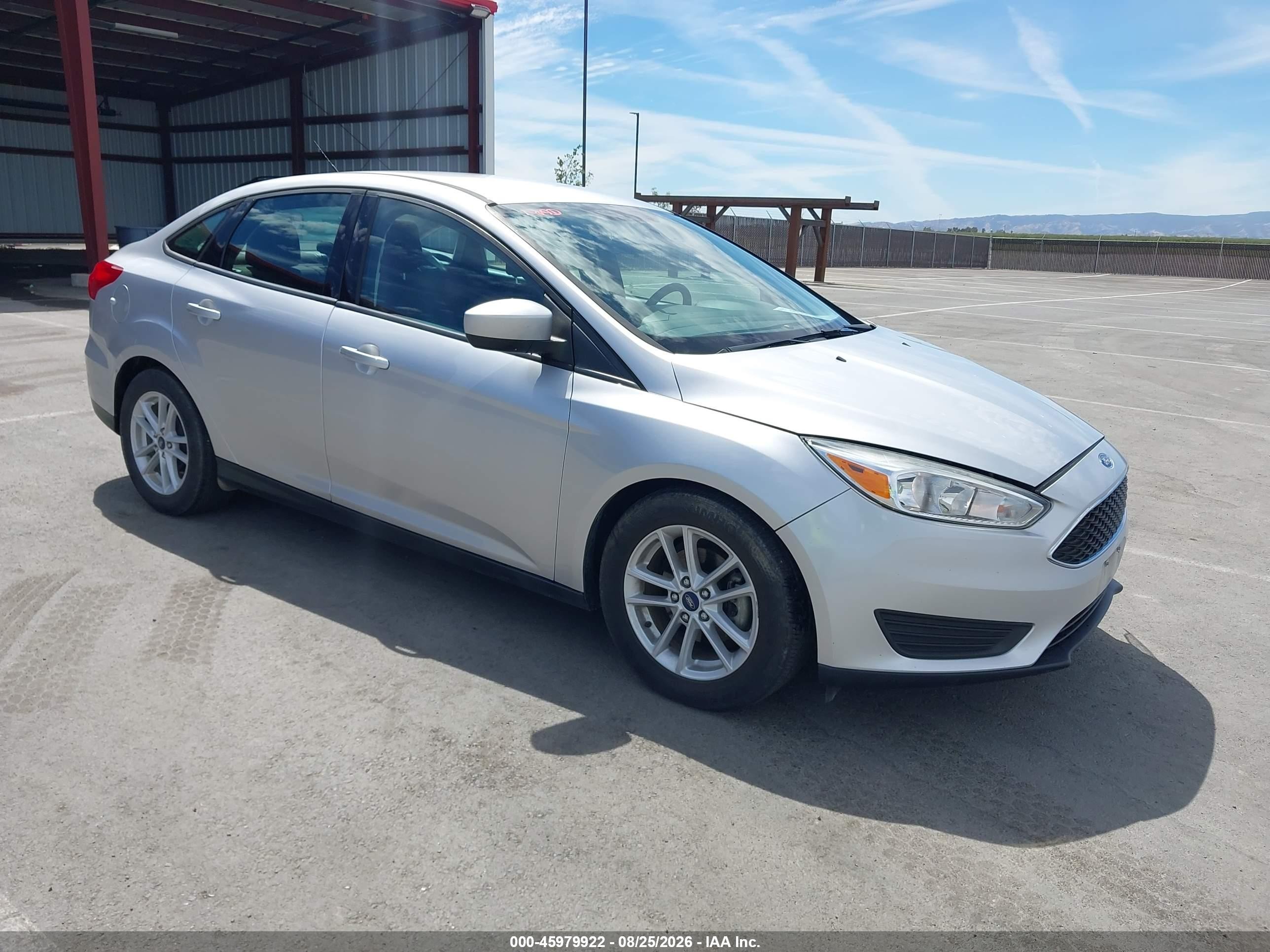 2018 Ford Focus Se Серебряный vin: 1FADP3F21JL328881