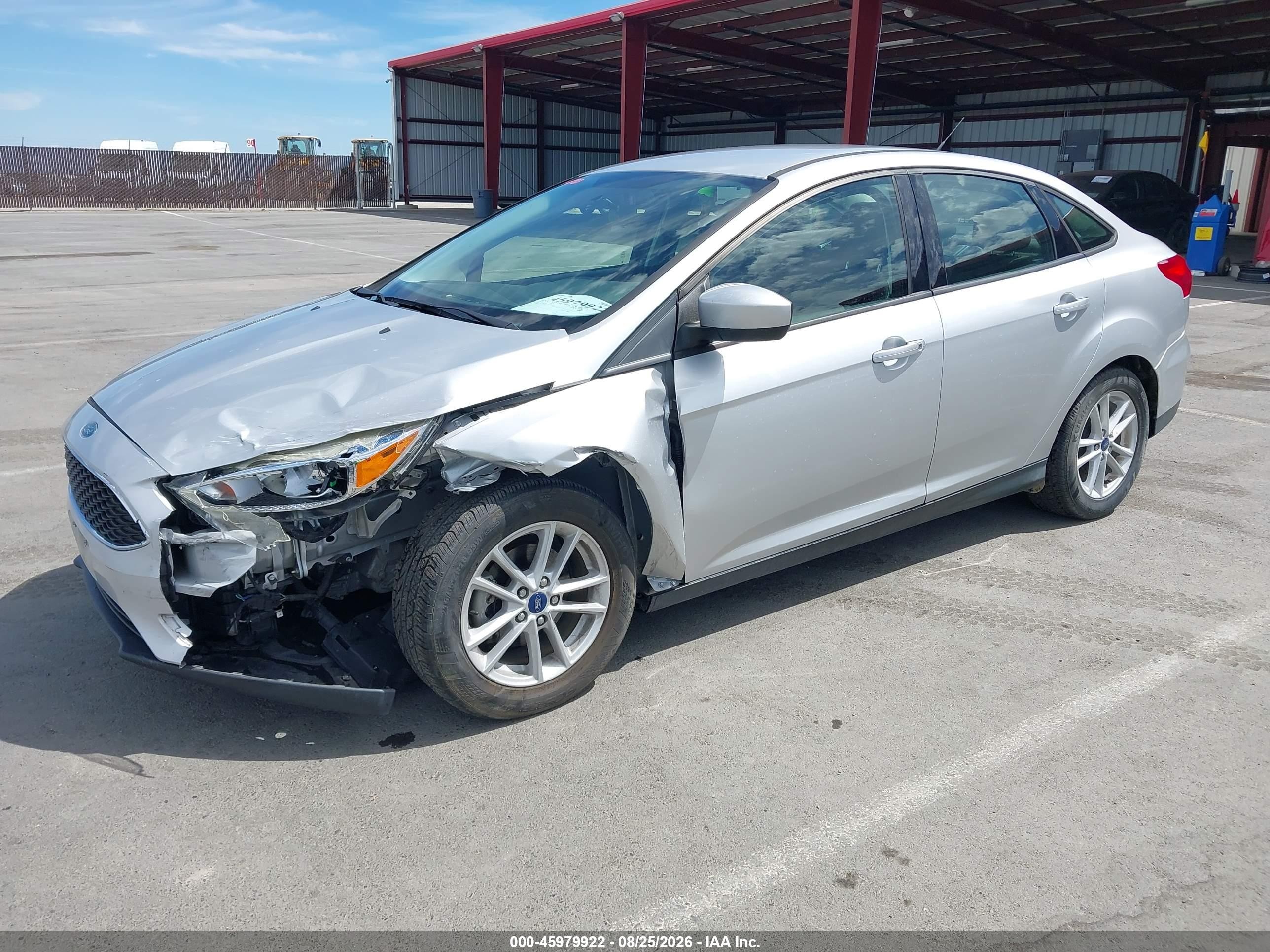 2018 Ford Focus Se Silver vin: 1FADP3F21JL328881