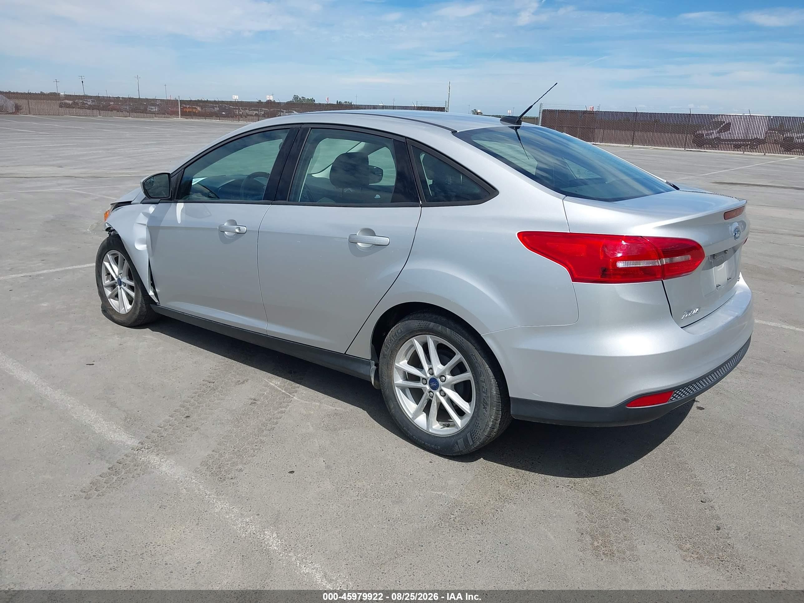 2018 Ford Focus Se Silver vin: 1FADP3F21JL328881