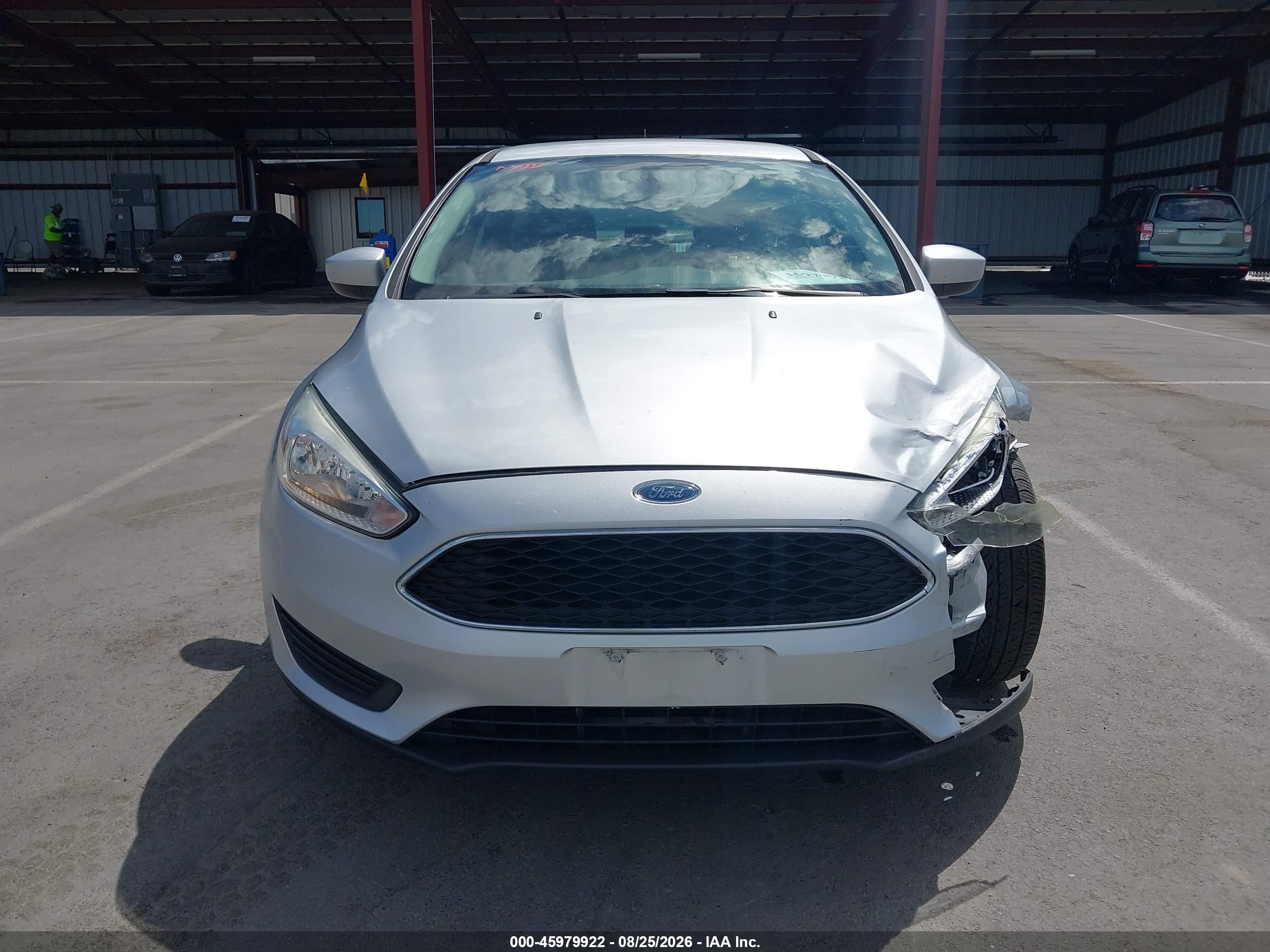 2018 Ford Focus Se Silver vin: 1FADP3F21JL328881