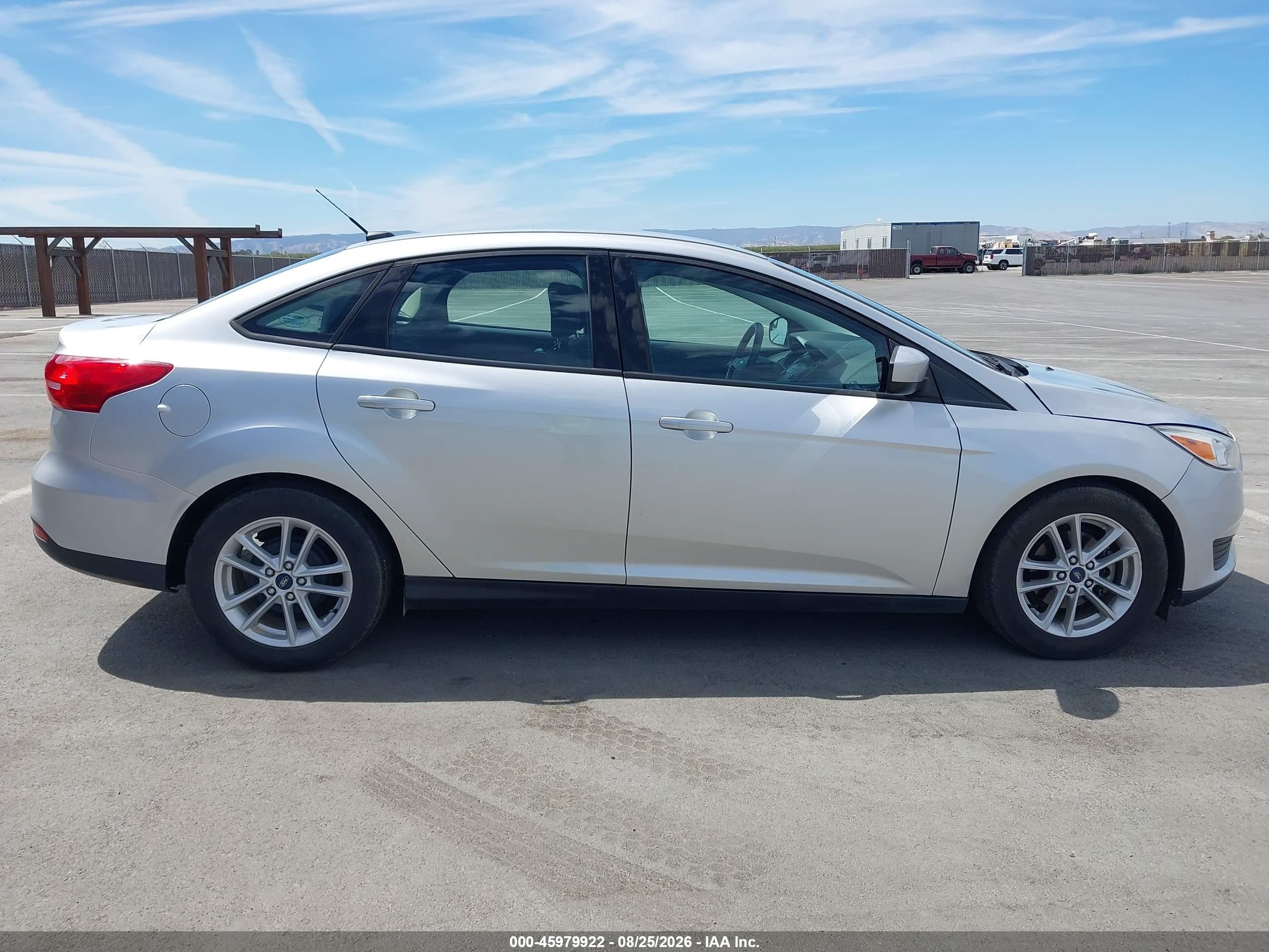 2018 Ford Focus Se Silver vin: 1FADP3F21JL328881