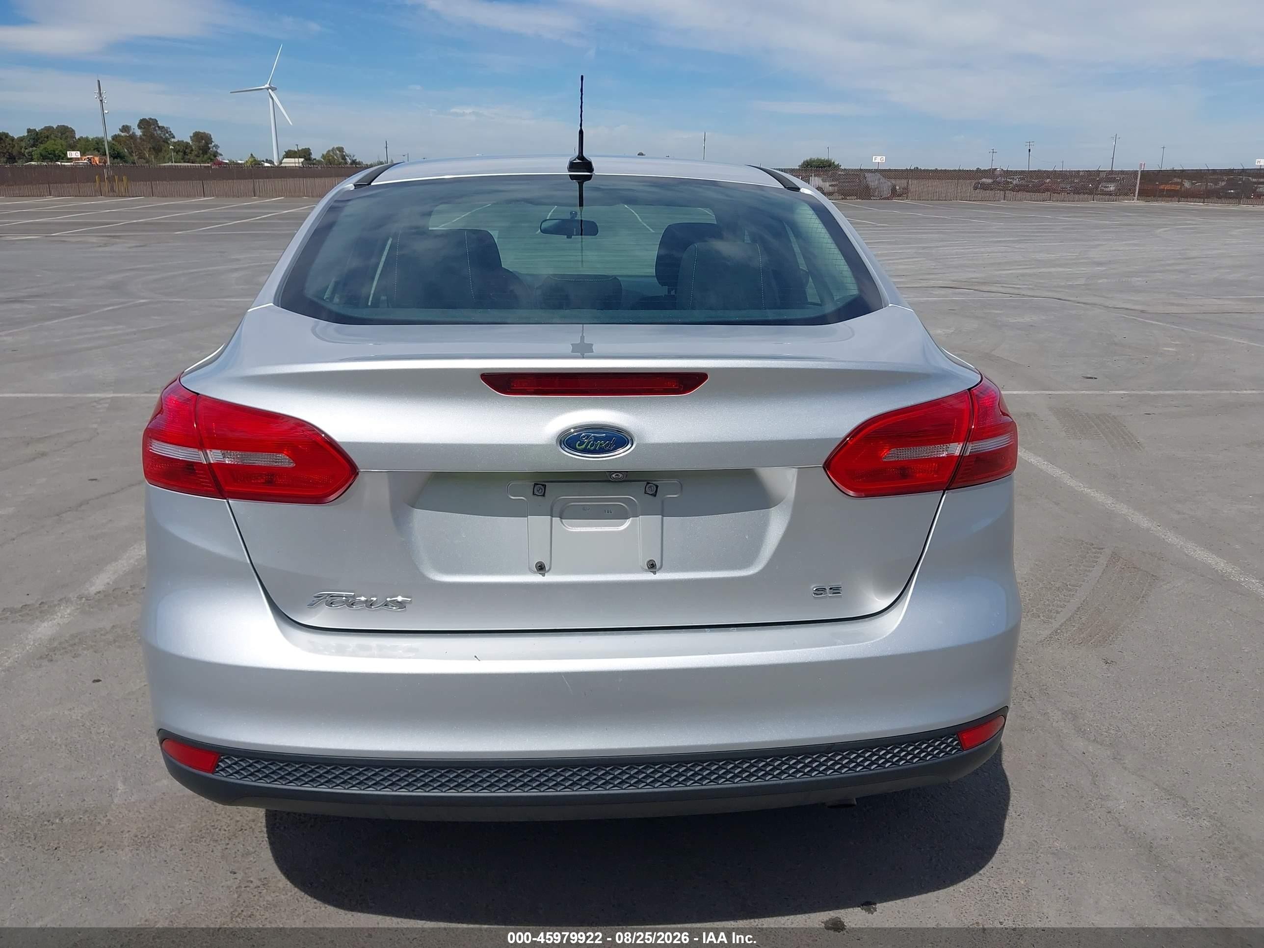 2018 Ford Focus Se Silver vin: 1FADP3F21JL328881