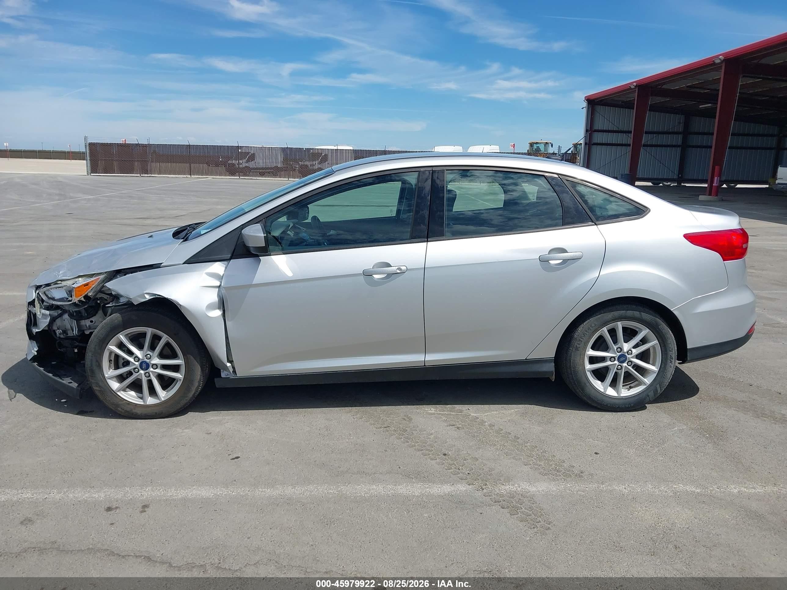 2018 Ford Focus Se Silver vin: 1FADP3F21JL328881