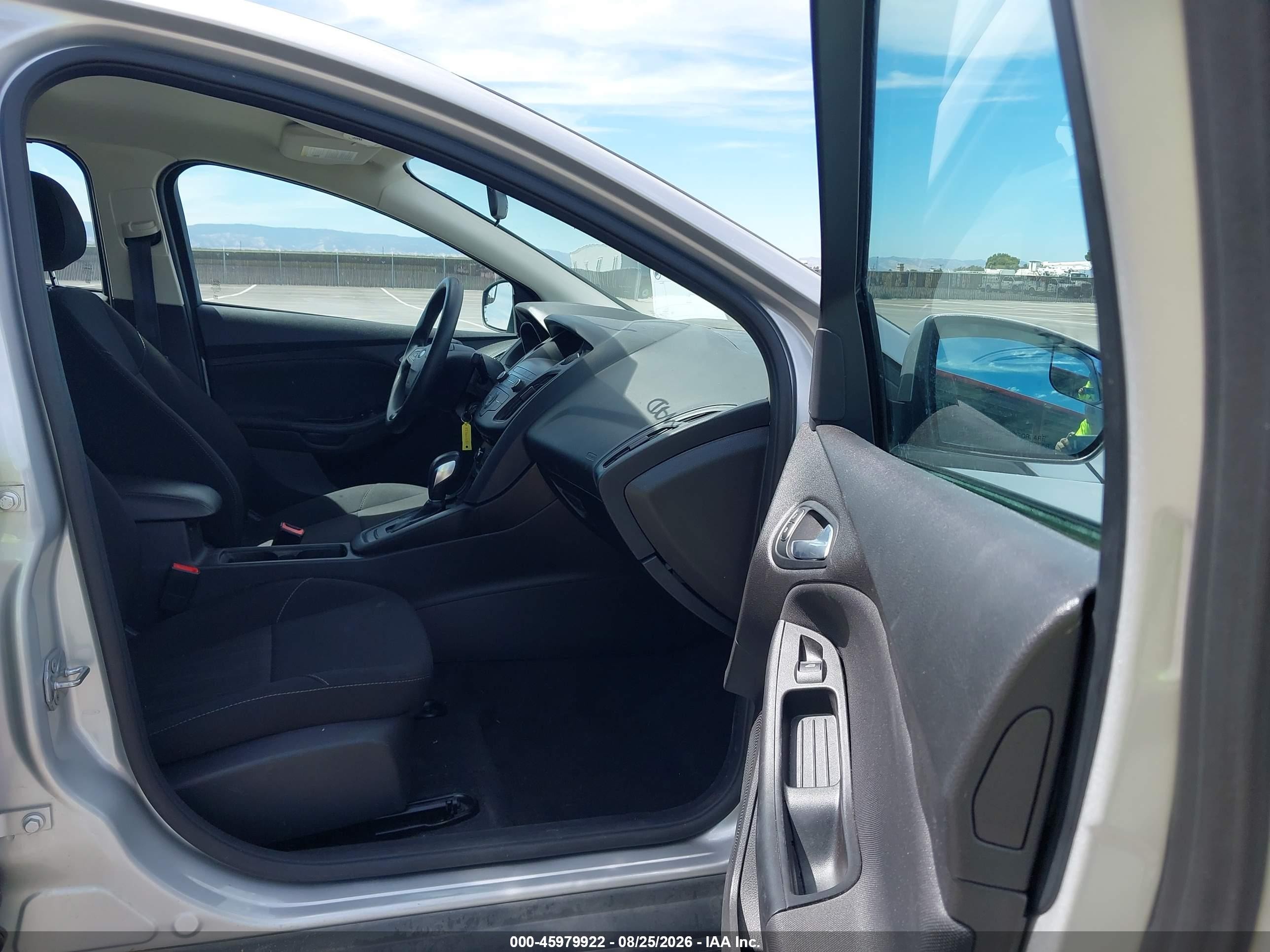 2018 Ford Focus Se Silver vin: 1FADP3F21JL328881