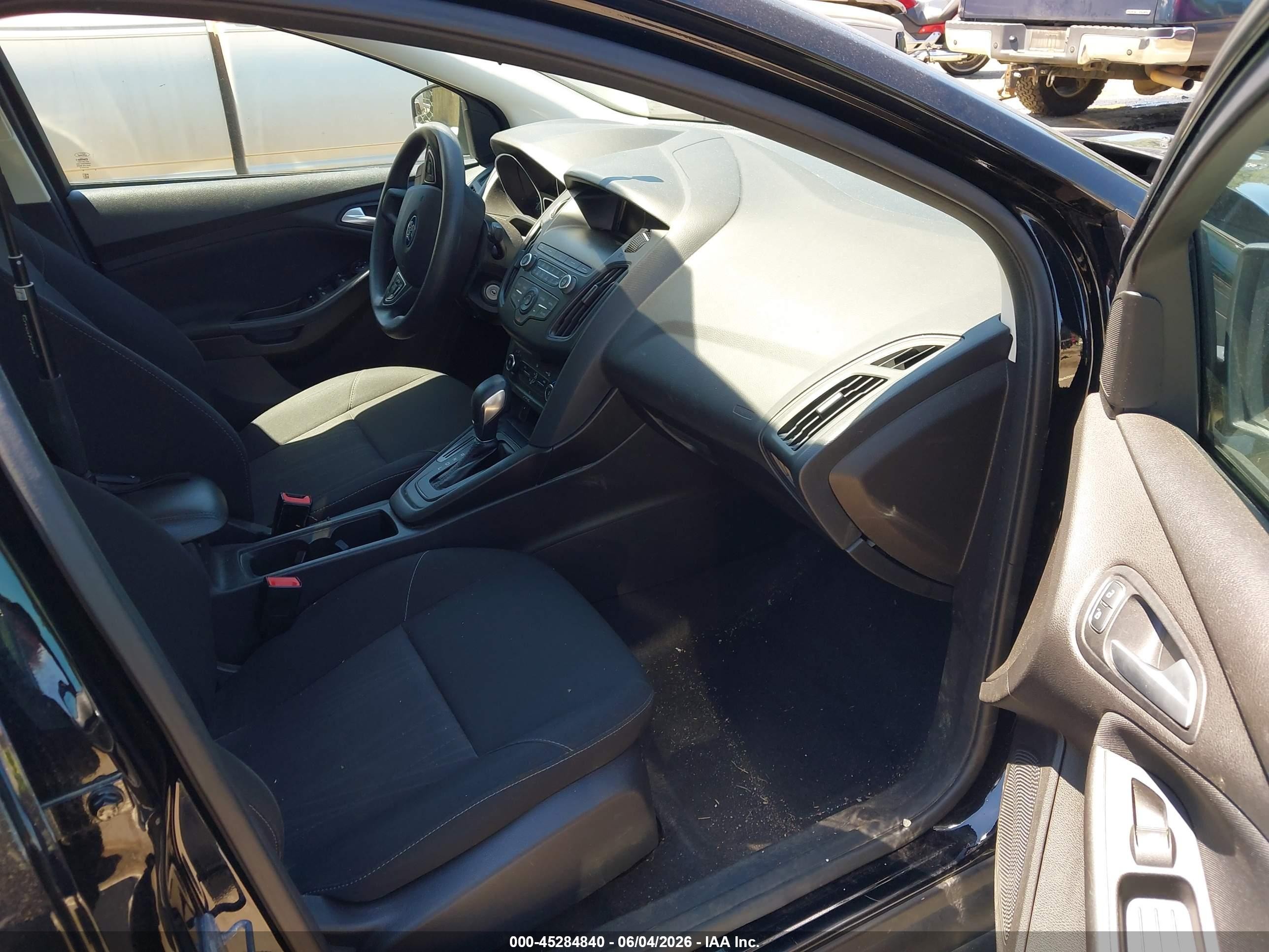 2018 Ford Focus Se Black vin: 1FADP3F21JL332252