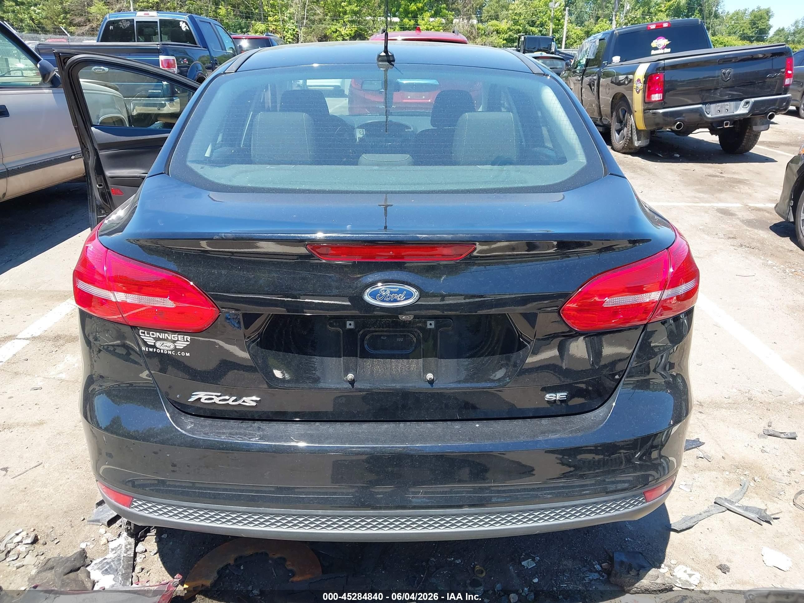 2018 Ford Focus Se Black vin: 1FADP3F21JL332252