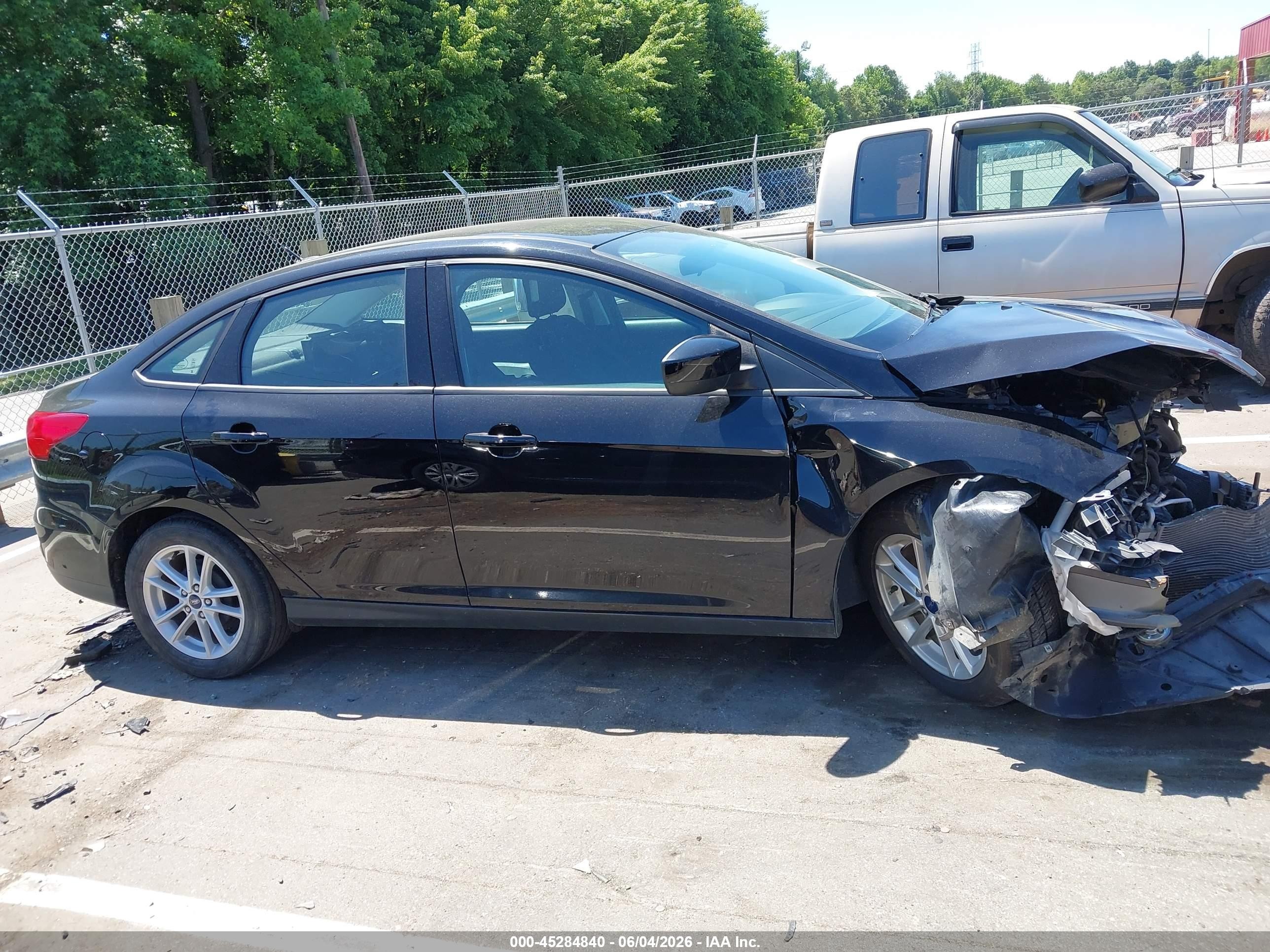 2018 Ford Focus Se Black vin: 1FADP3F21JL332252