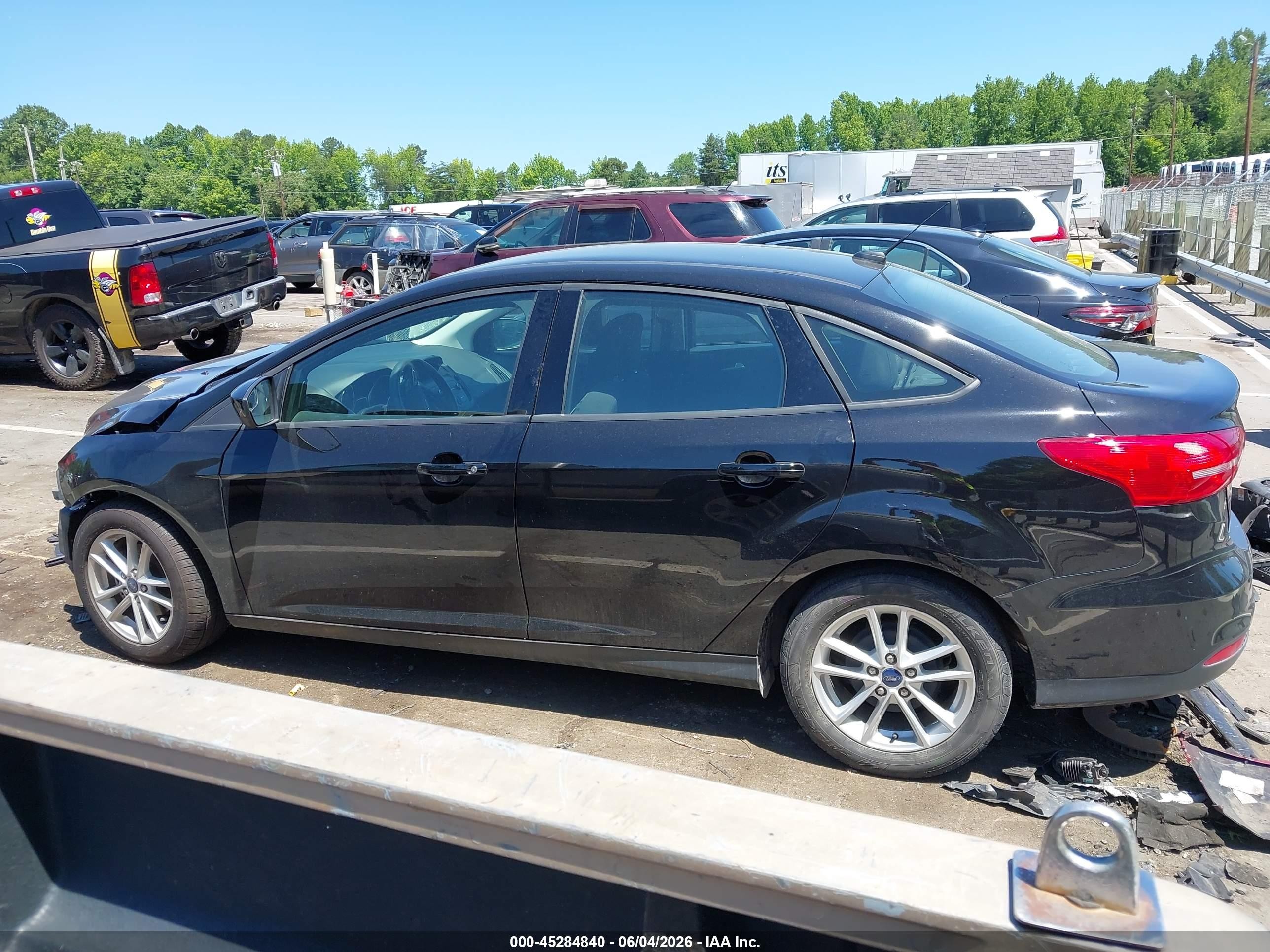 2018 Ford Focus Se Black vin: 1FADP3F21JL332252