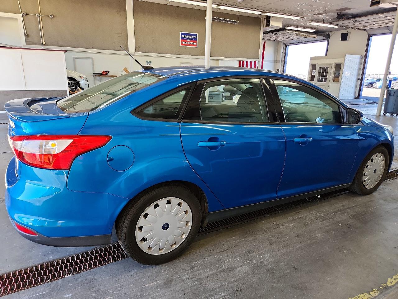 2014 Ford Focus Se Blue vin: 1FADP3F22EL219741